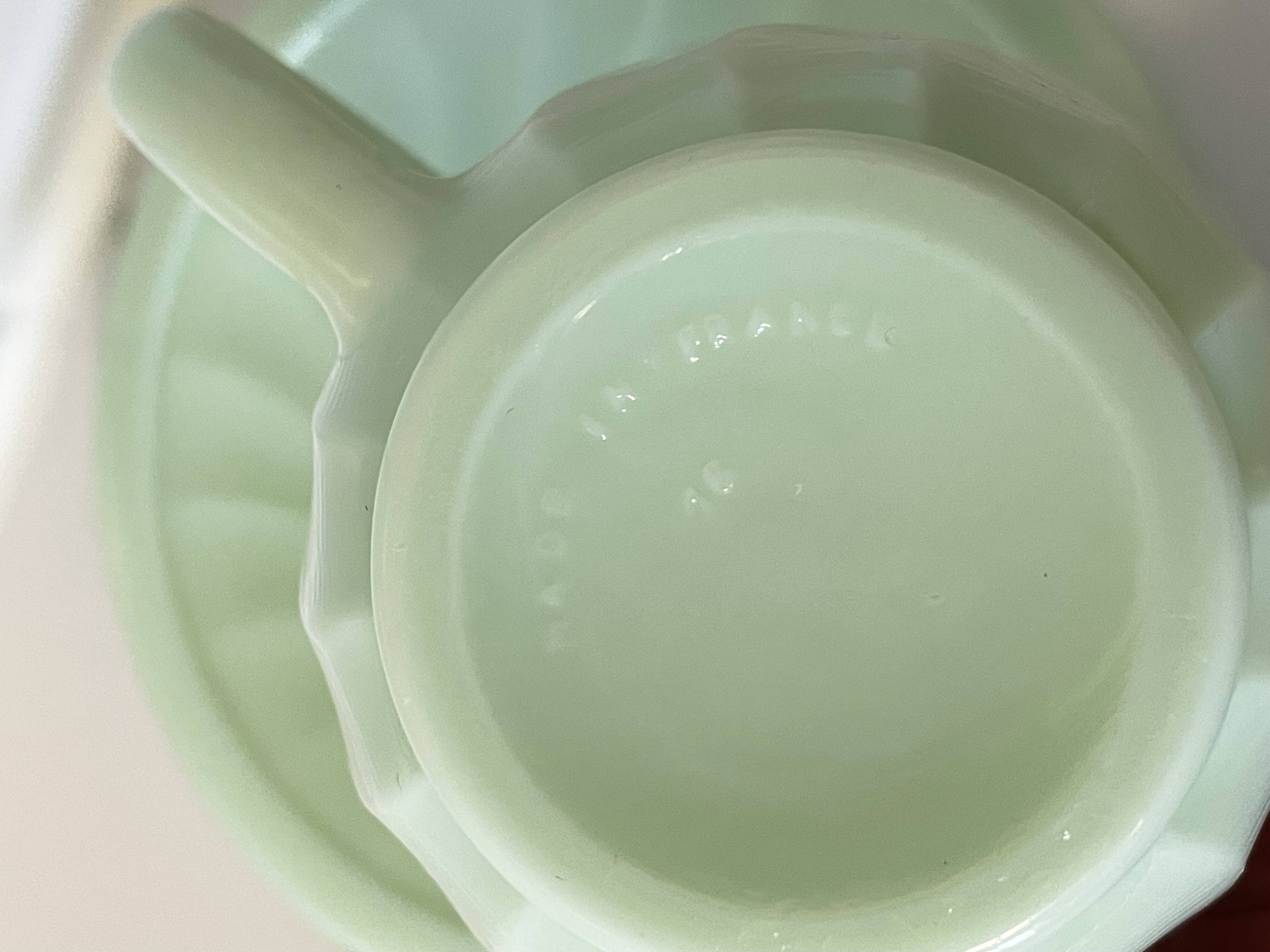 Tasse à thé et soucoupe en opaline vert menthe à motif tourbillon, fabriquées en France