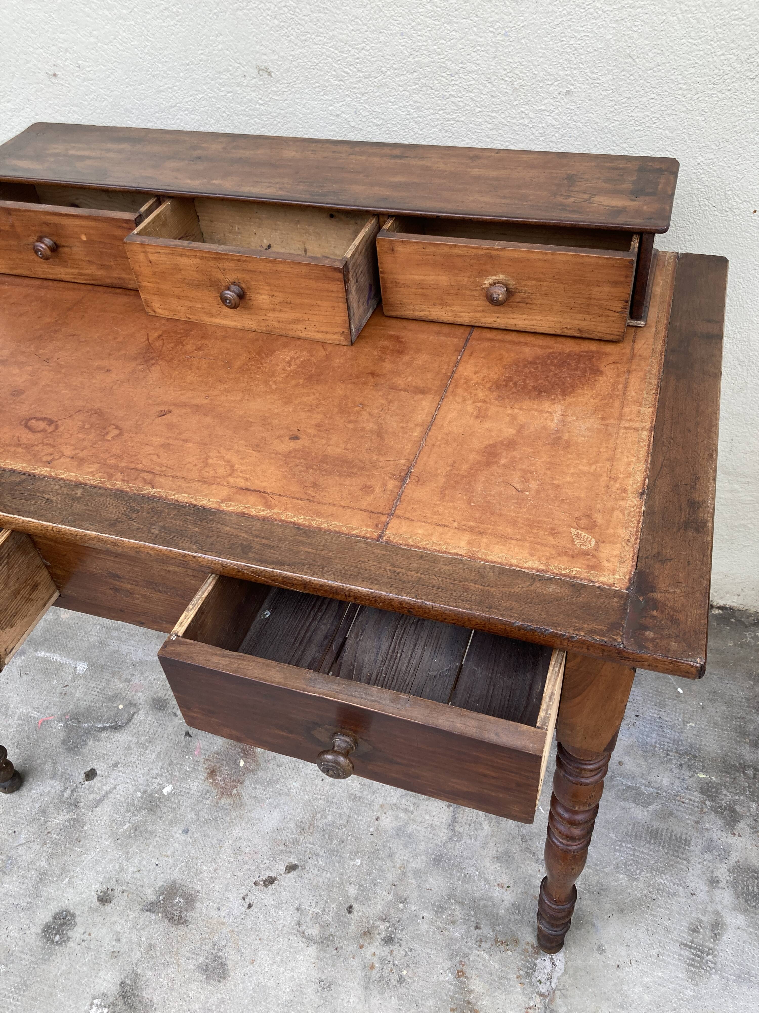 Antique desk with leather top and turned legs, 98 x 60.