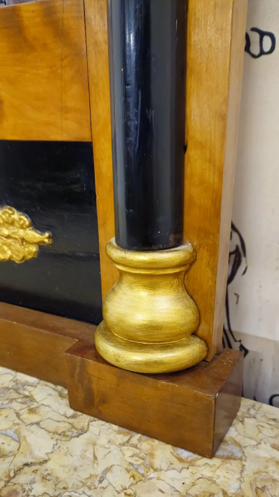 Empire period mirror in gilded and blackened wood – Shell pediment