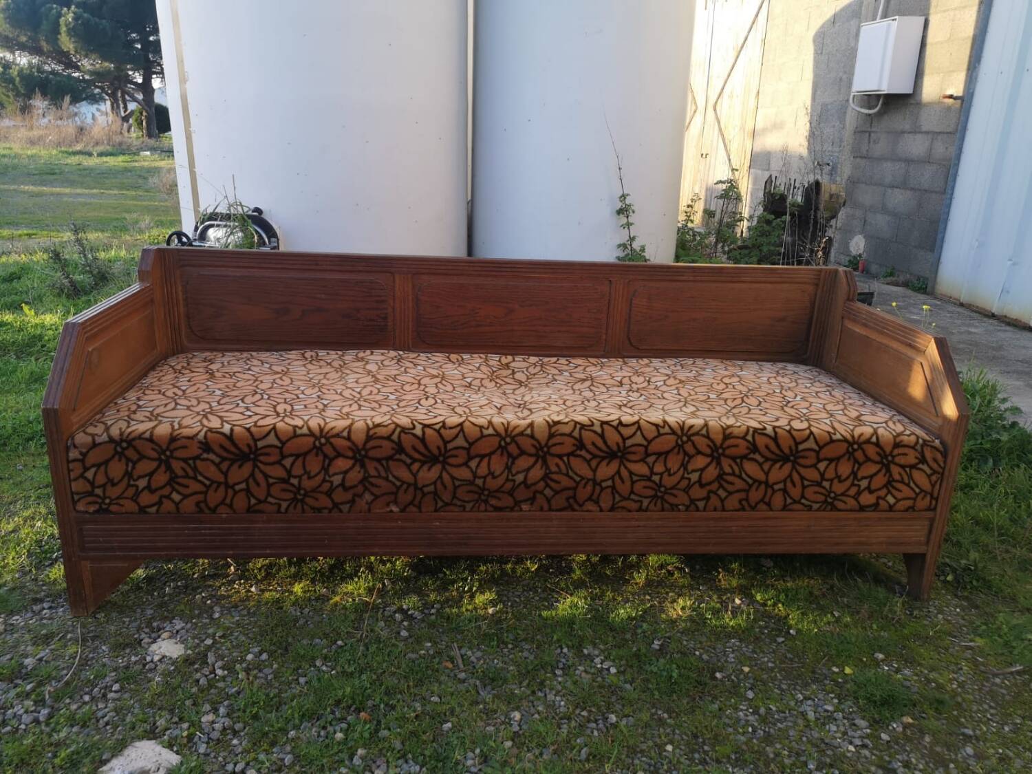 Art Deco banquette in its original condition.