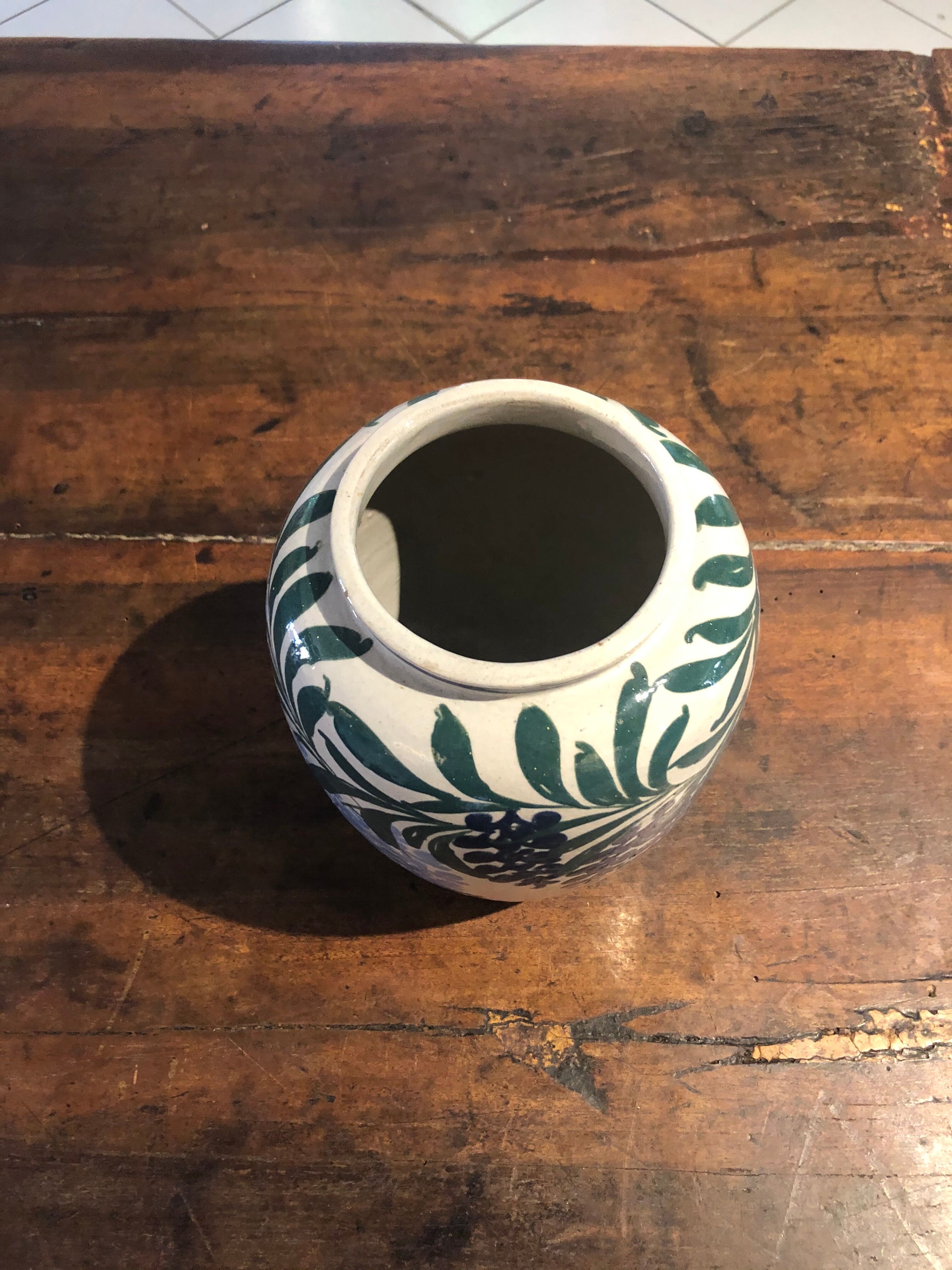 Ceramic vase with floral decorations