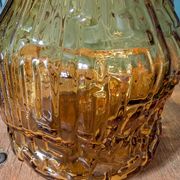Carafe en verre ambré moulé à décor géométrique – années 1960/70