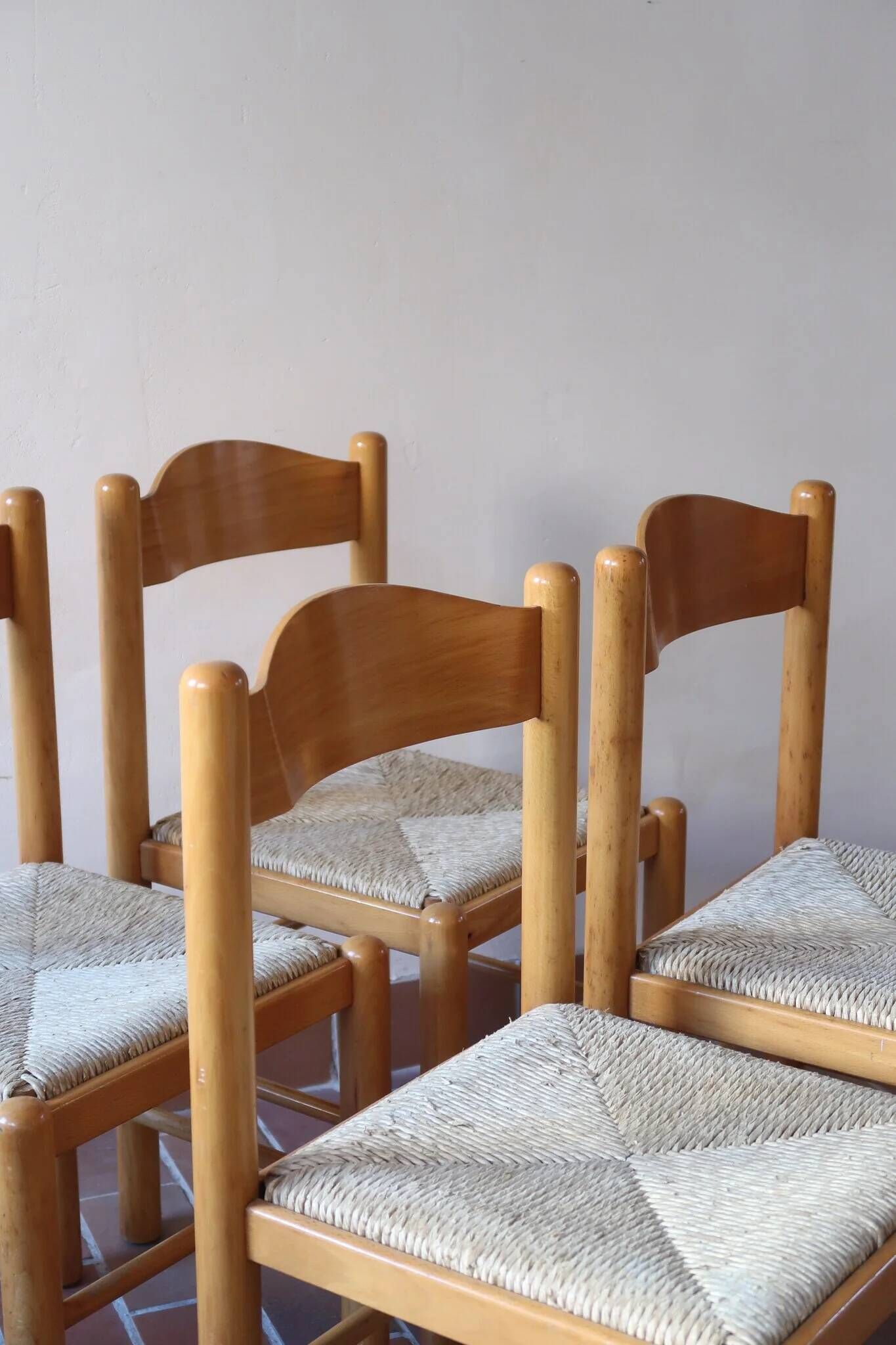4 chaises en pin massif, assises paillées, dossier chantourné