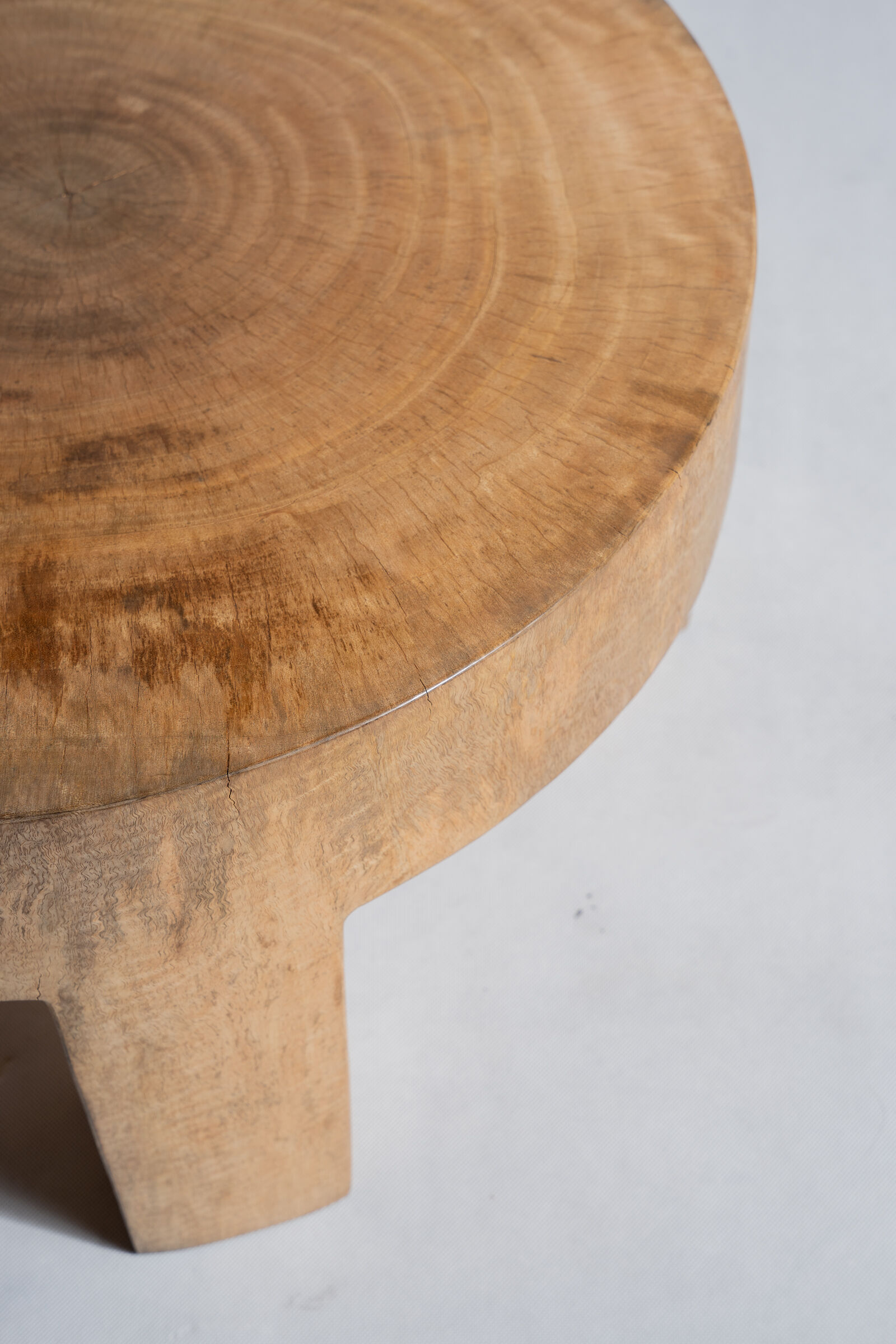 Quadripod coffee table in solid wood monoxyl natural color (dark)