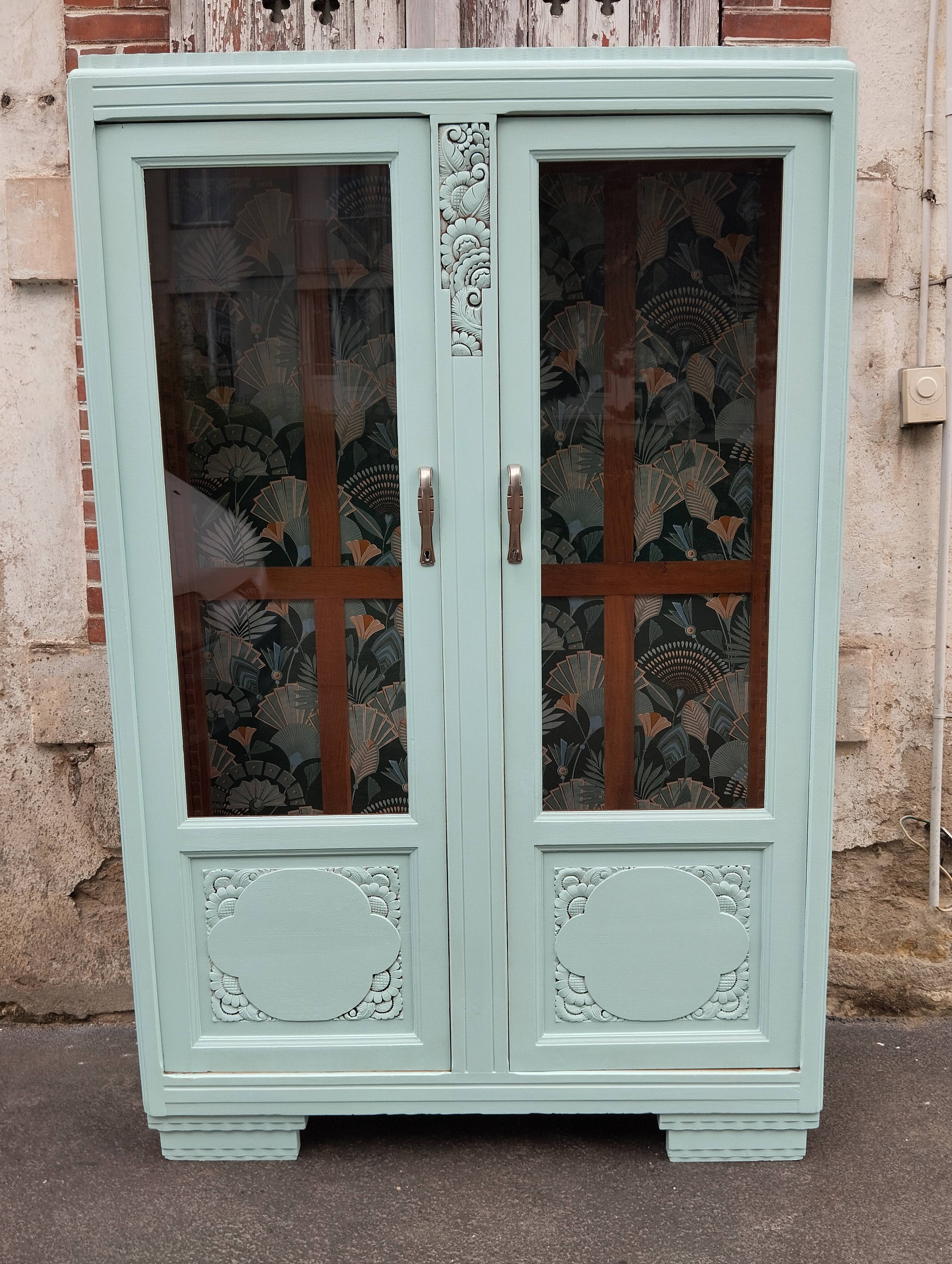 Parisian showcase cabinet year 30