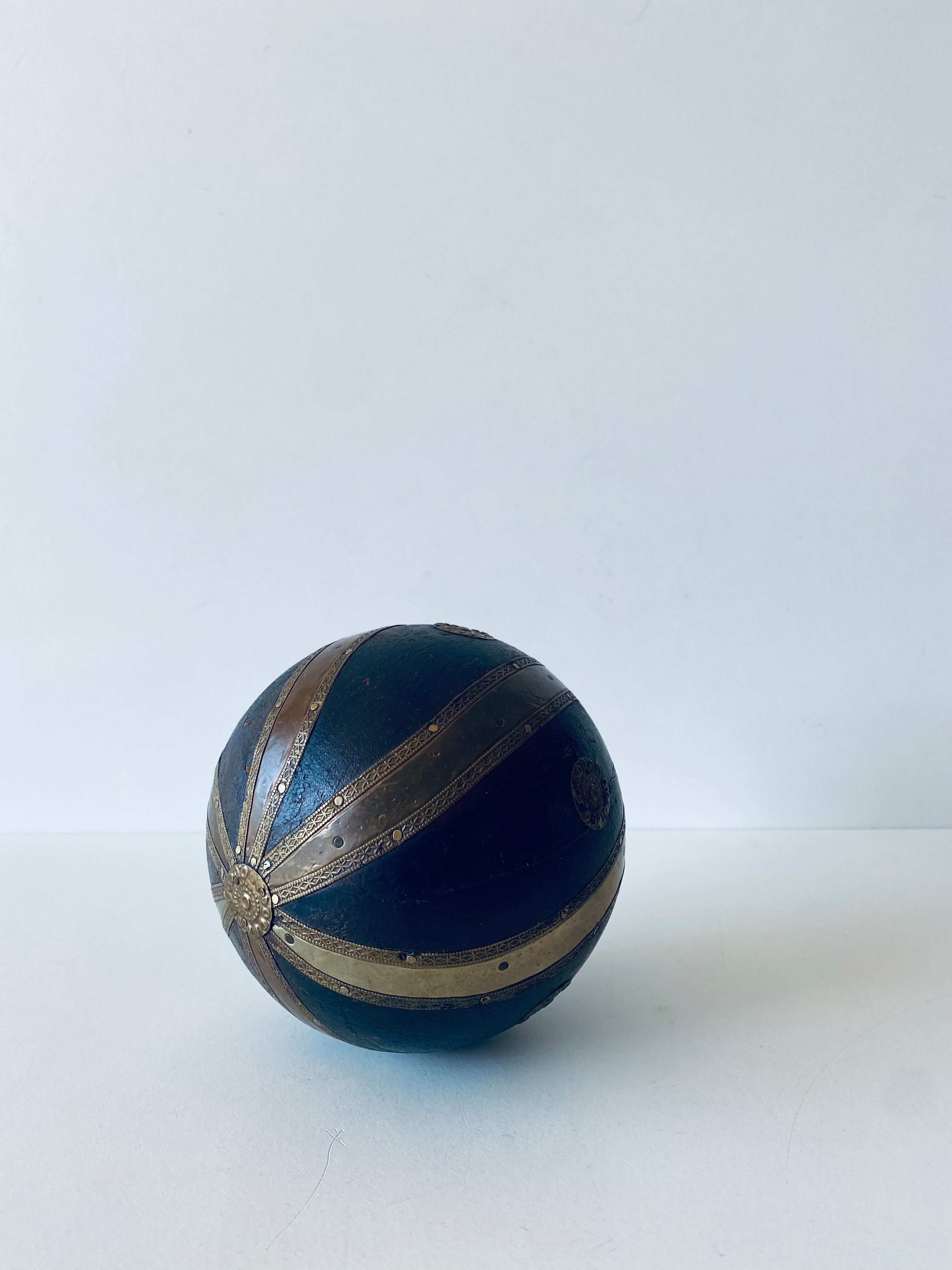 Decorative ball in wood and laion