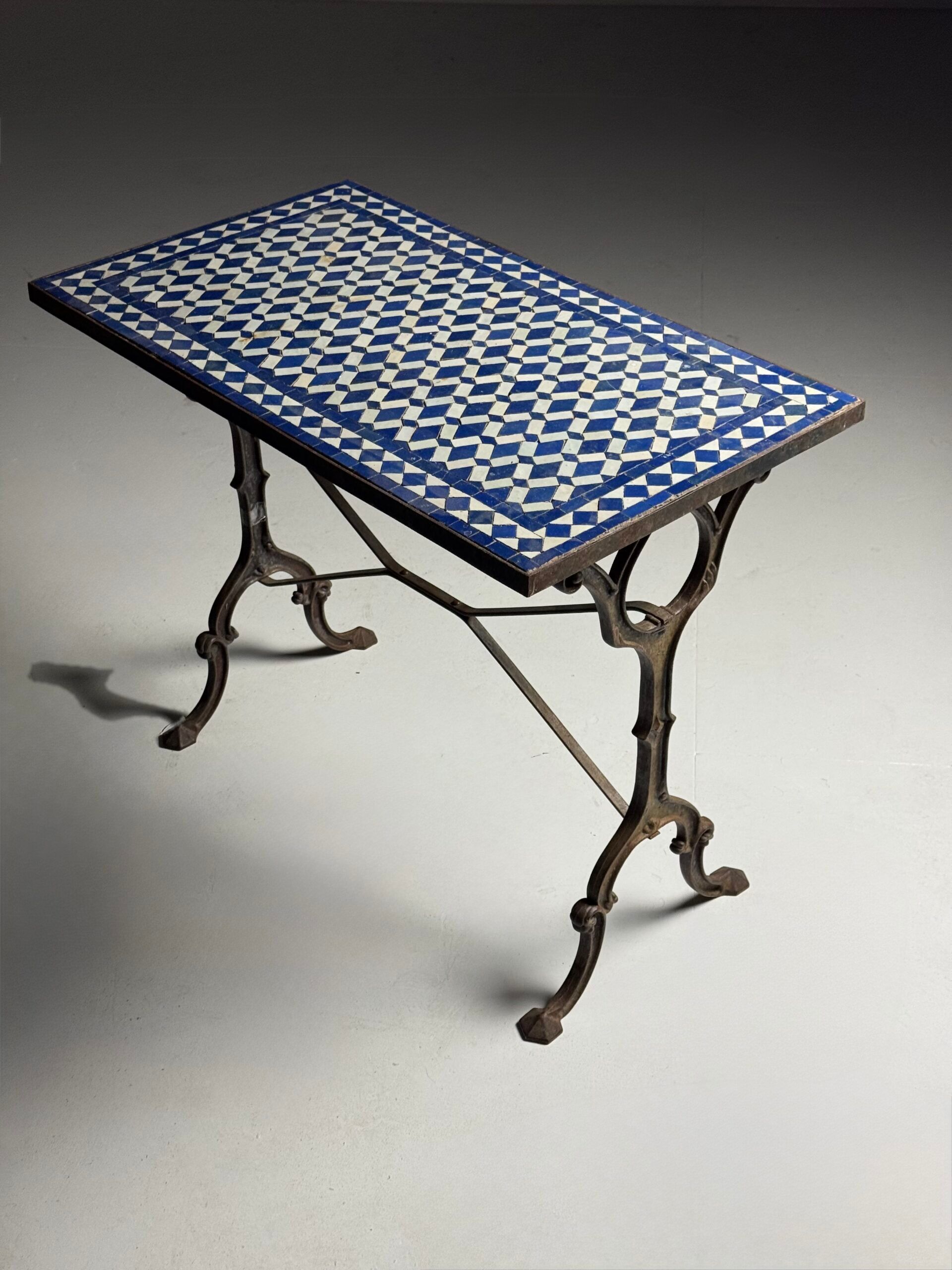 Table d'appoint en mosaïque et fonte