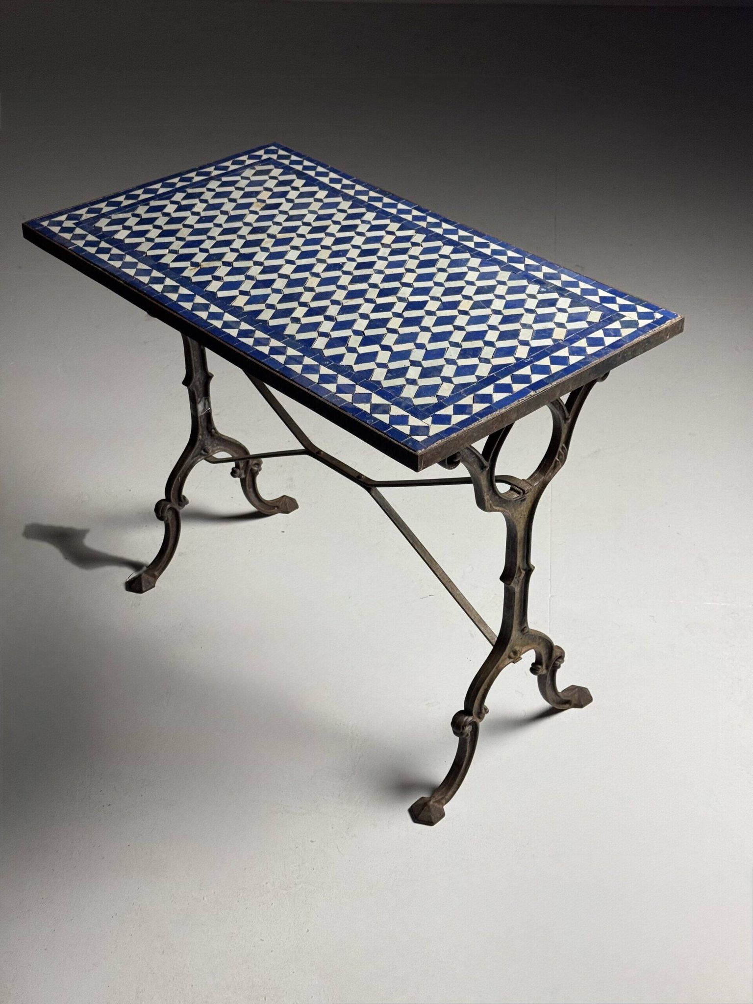 Table d'appoint en mosaïque et fonte