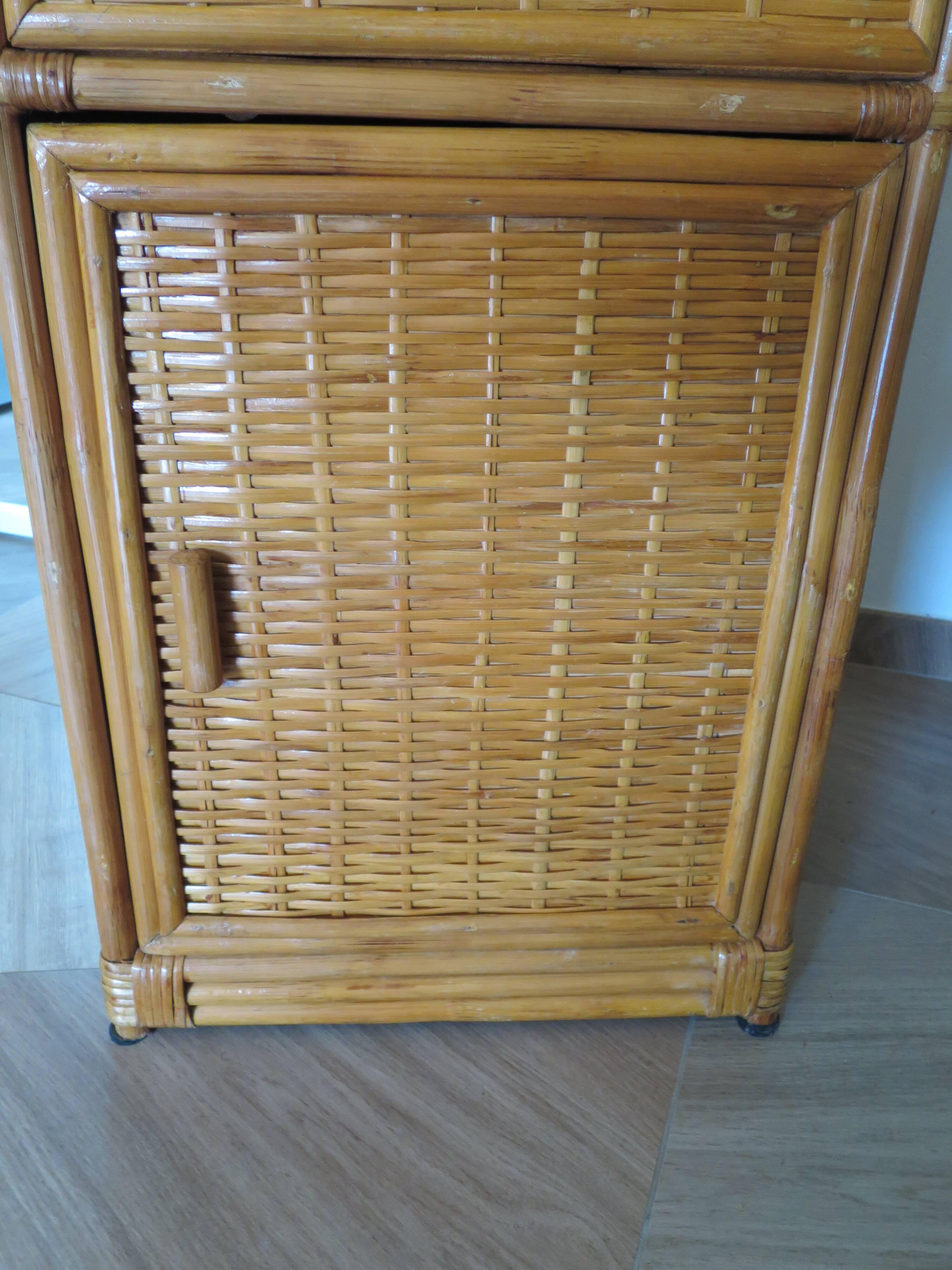 Storage column, wooden bookshelf and woven rattan.