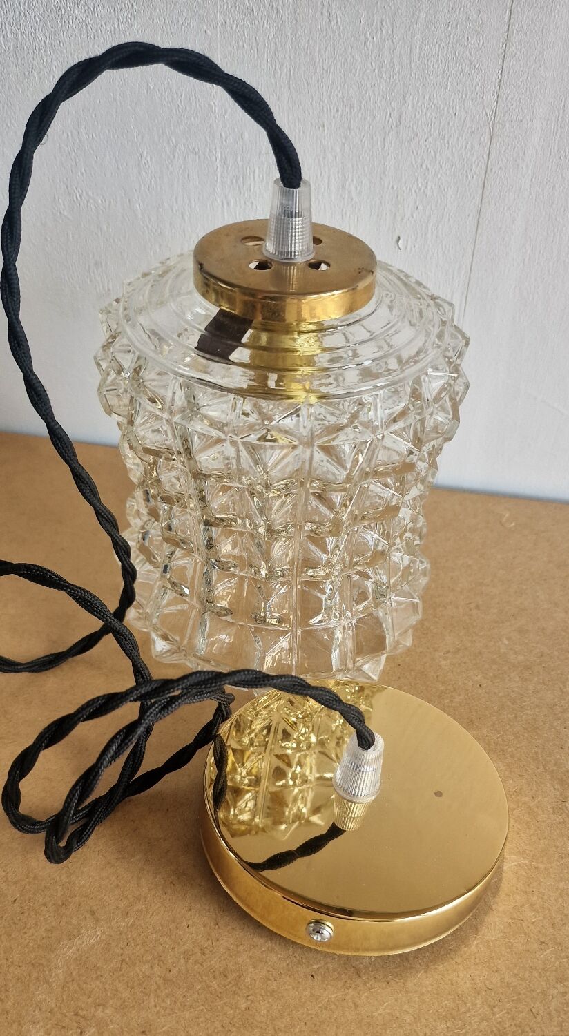 Chiseled glass suspension