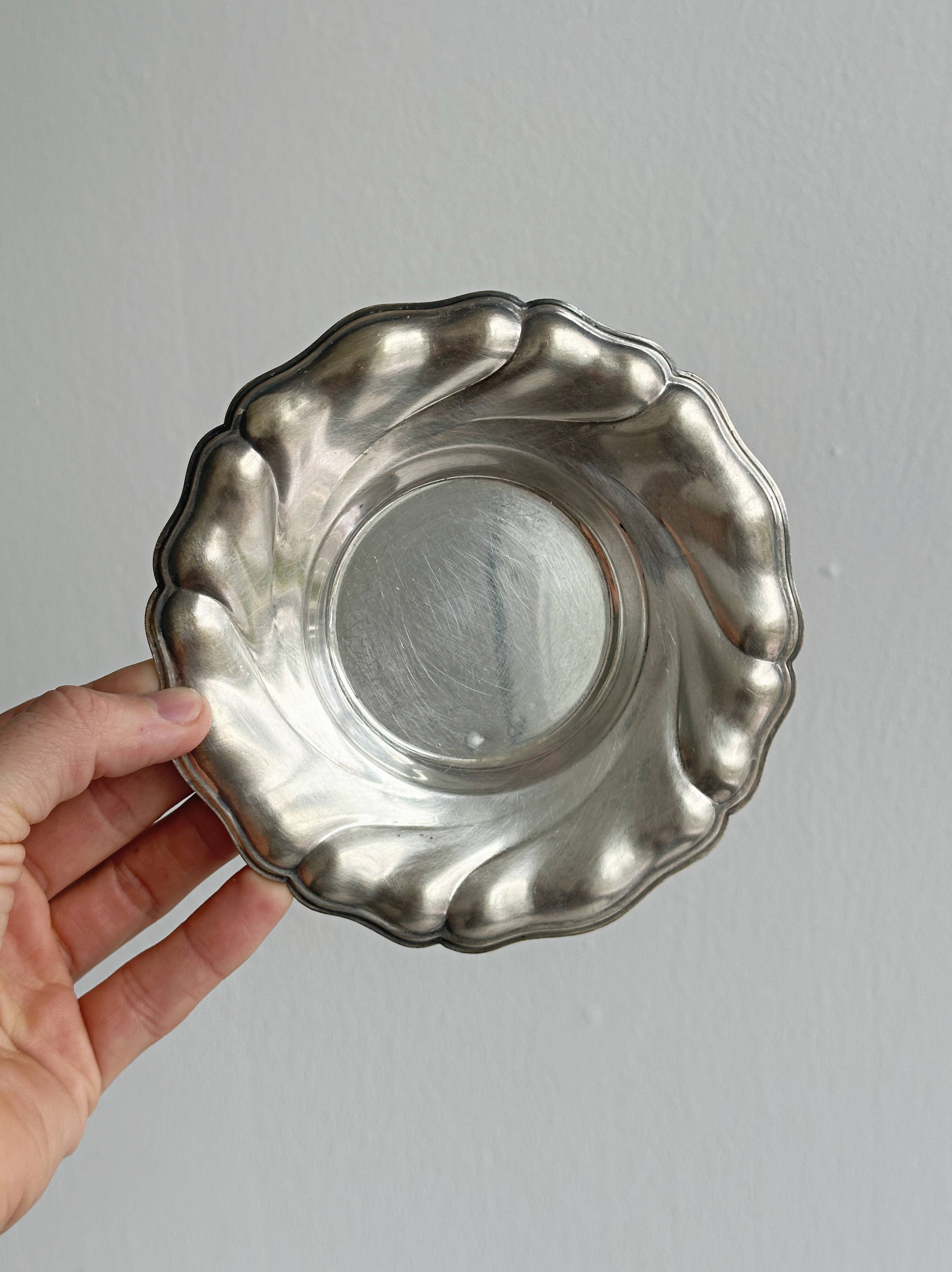Beurrier en verre taillé et métal