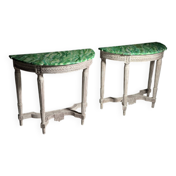 Ensemble de 2 tables d'appoint de style Louis Seize