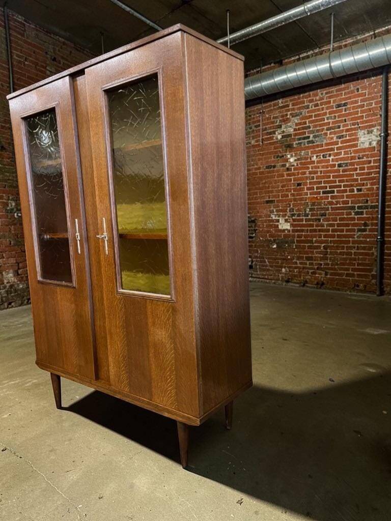vitrine vintage en bois avec verre à relief jaune ocre