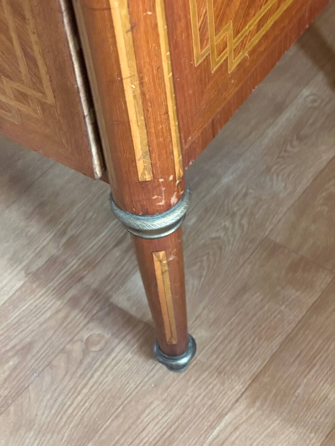 Louis XVI style chest of drawers, spinning top legs - transition style marquetry