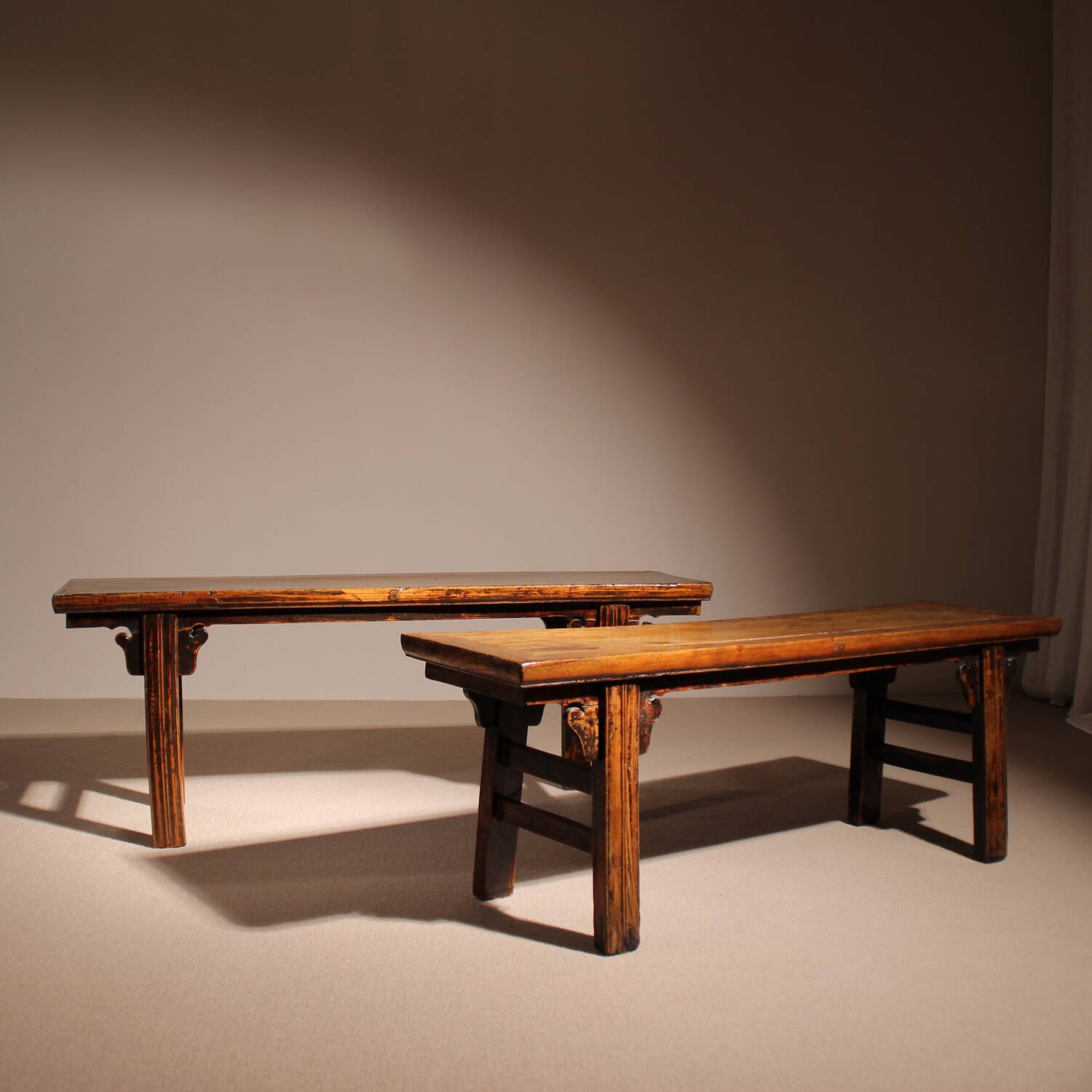 Ensemble de banc, tabouret et table basse 'Wabi Sabi' primitif en chêne massif.