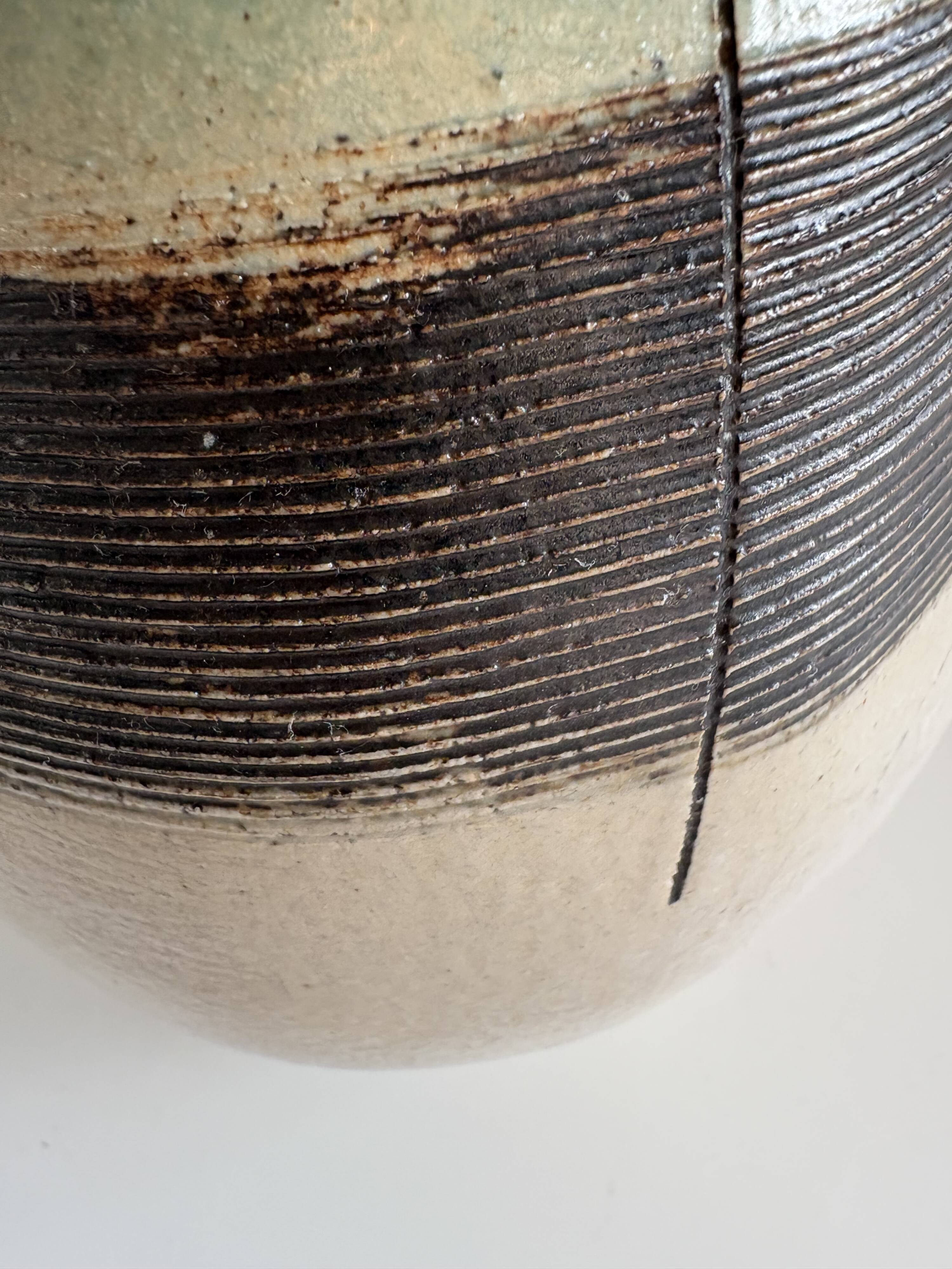 Vase céramique émaillée signé