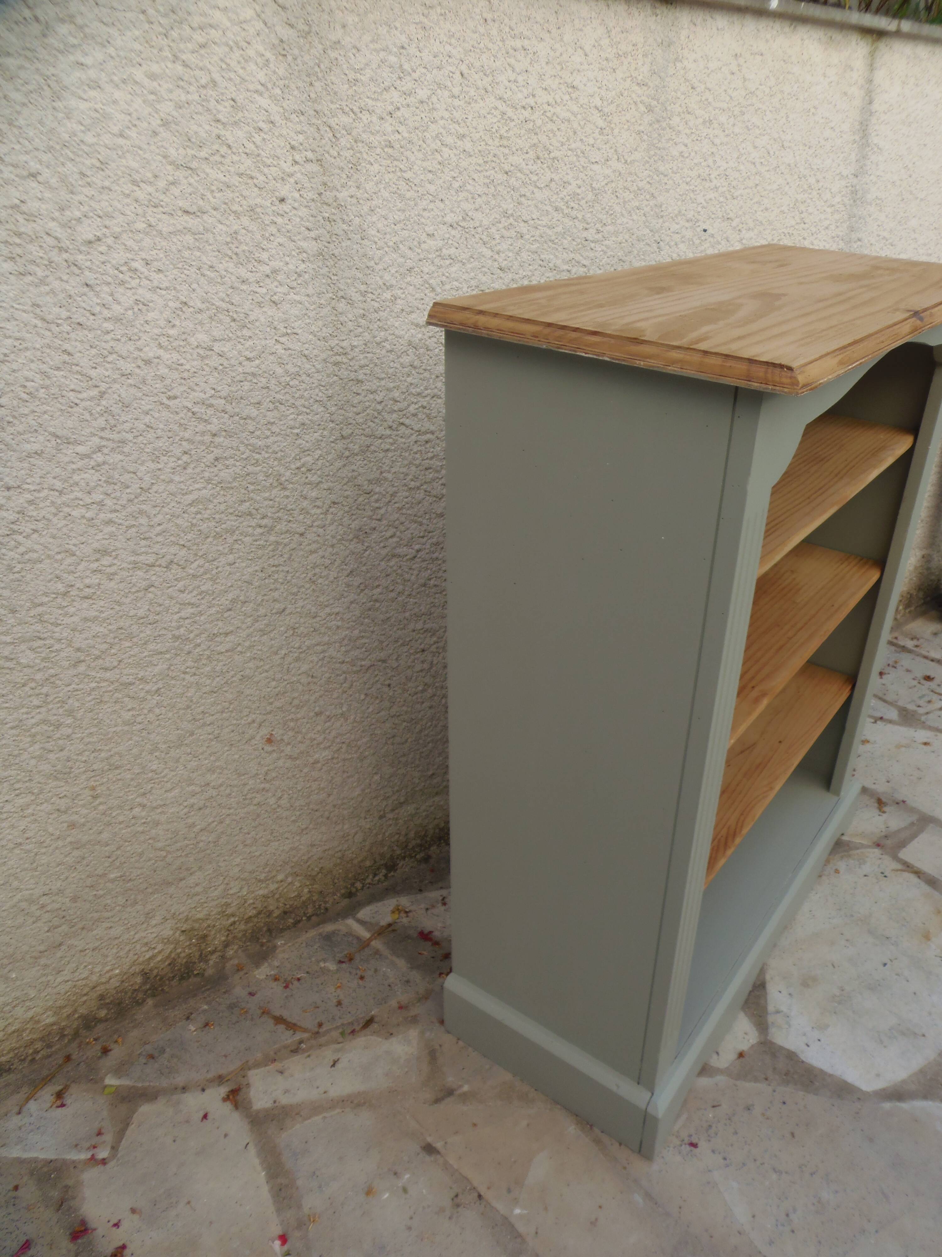 Green-grey library, wooden shelf and shelves in natural wood.