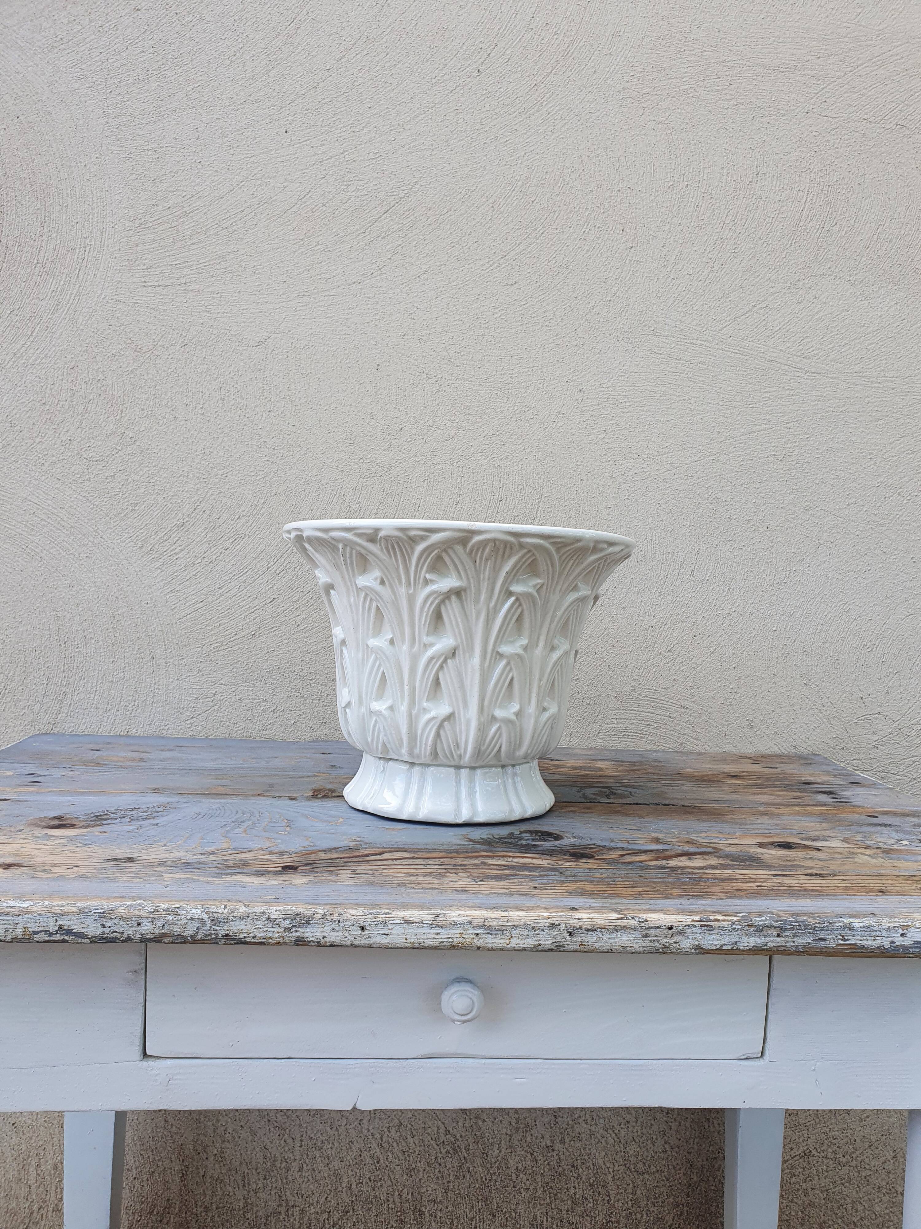 Important white earthenware pot cache with leafy decoration