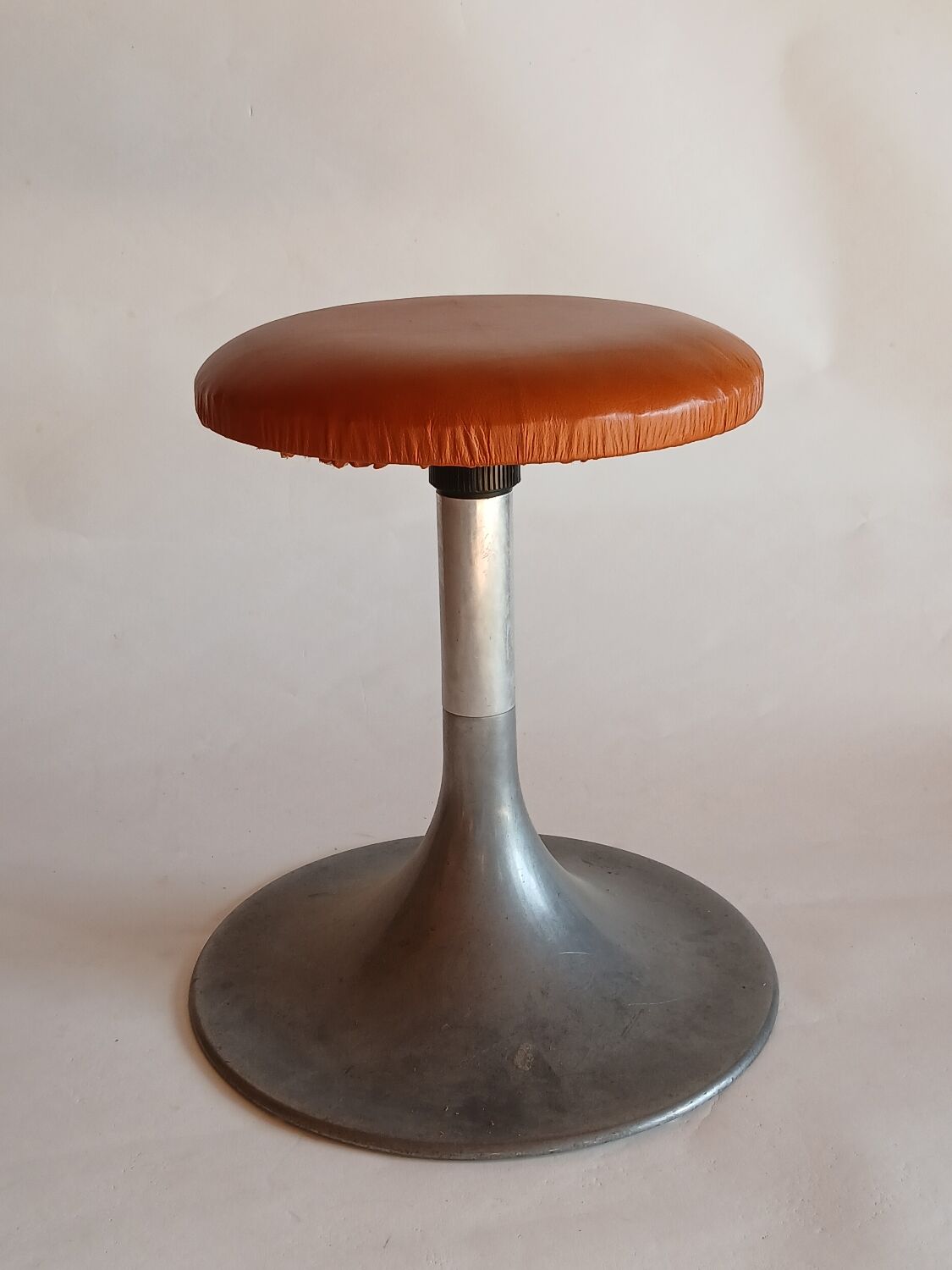 Tabouret pied tulipe à vis,  aluminium et cuir