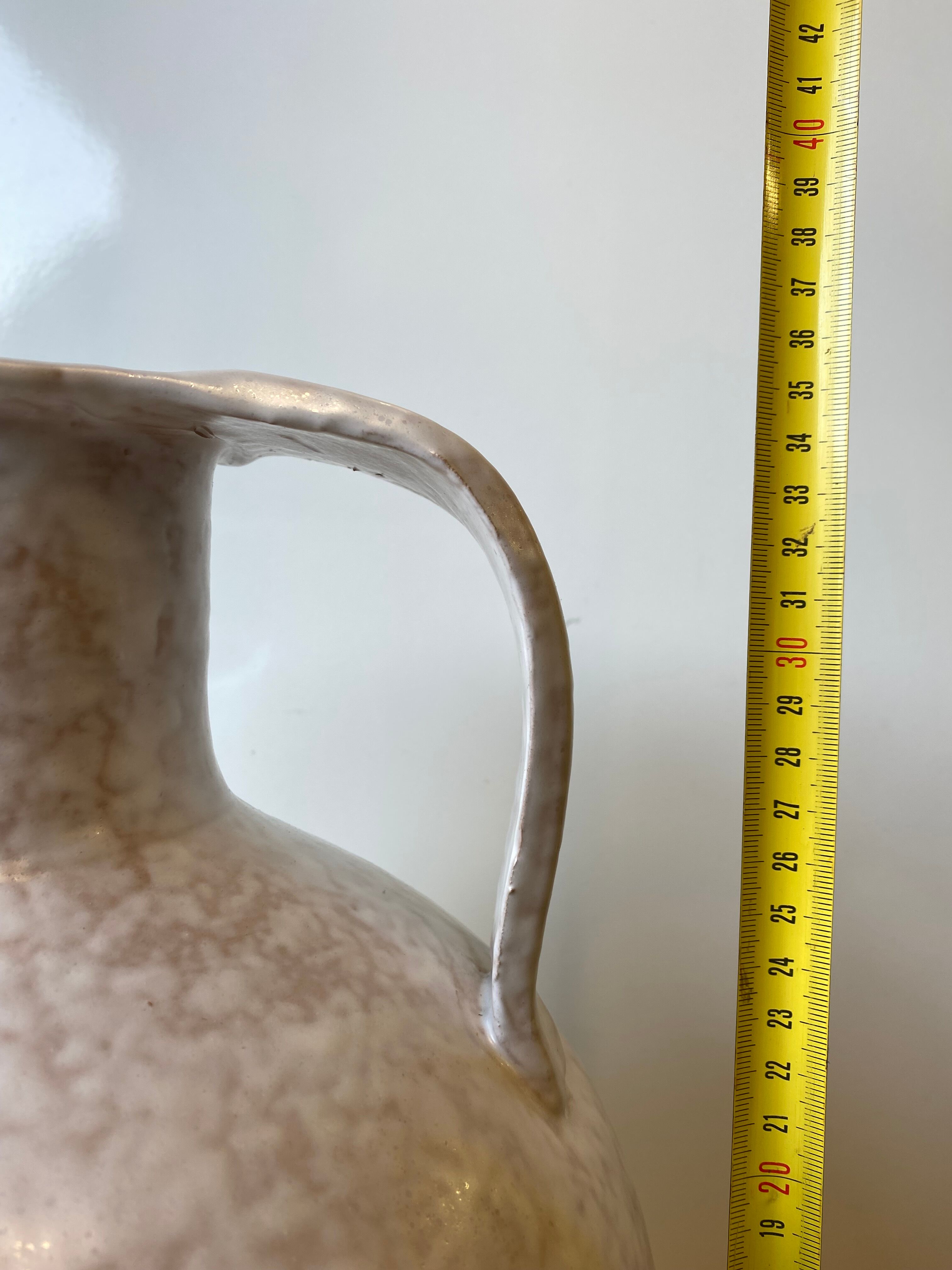 Vase - forme  boule à deux anses  en grés emaillé de couleur grège clair