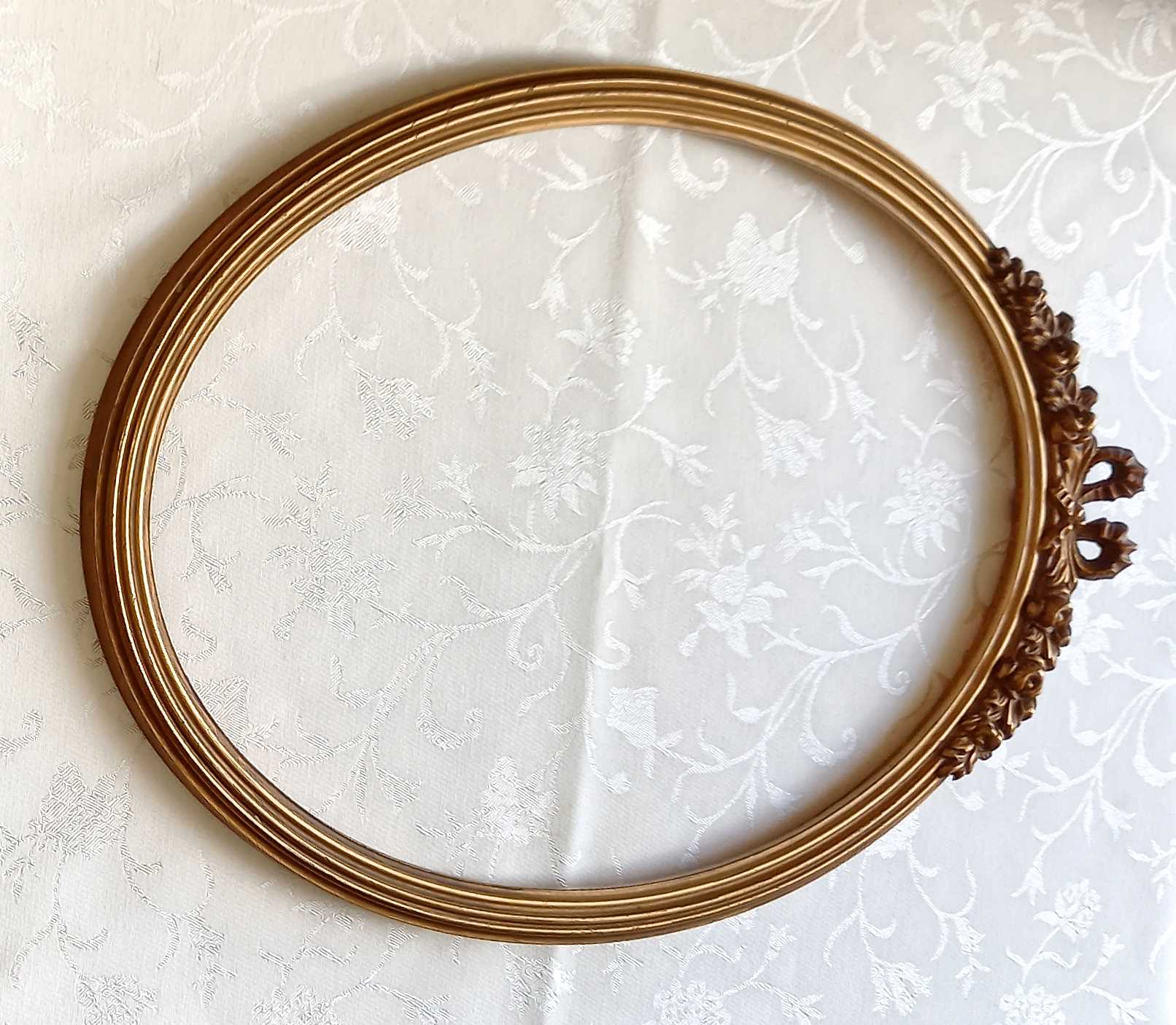 Oval frame with gilded pediments 19th wood and stucco