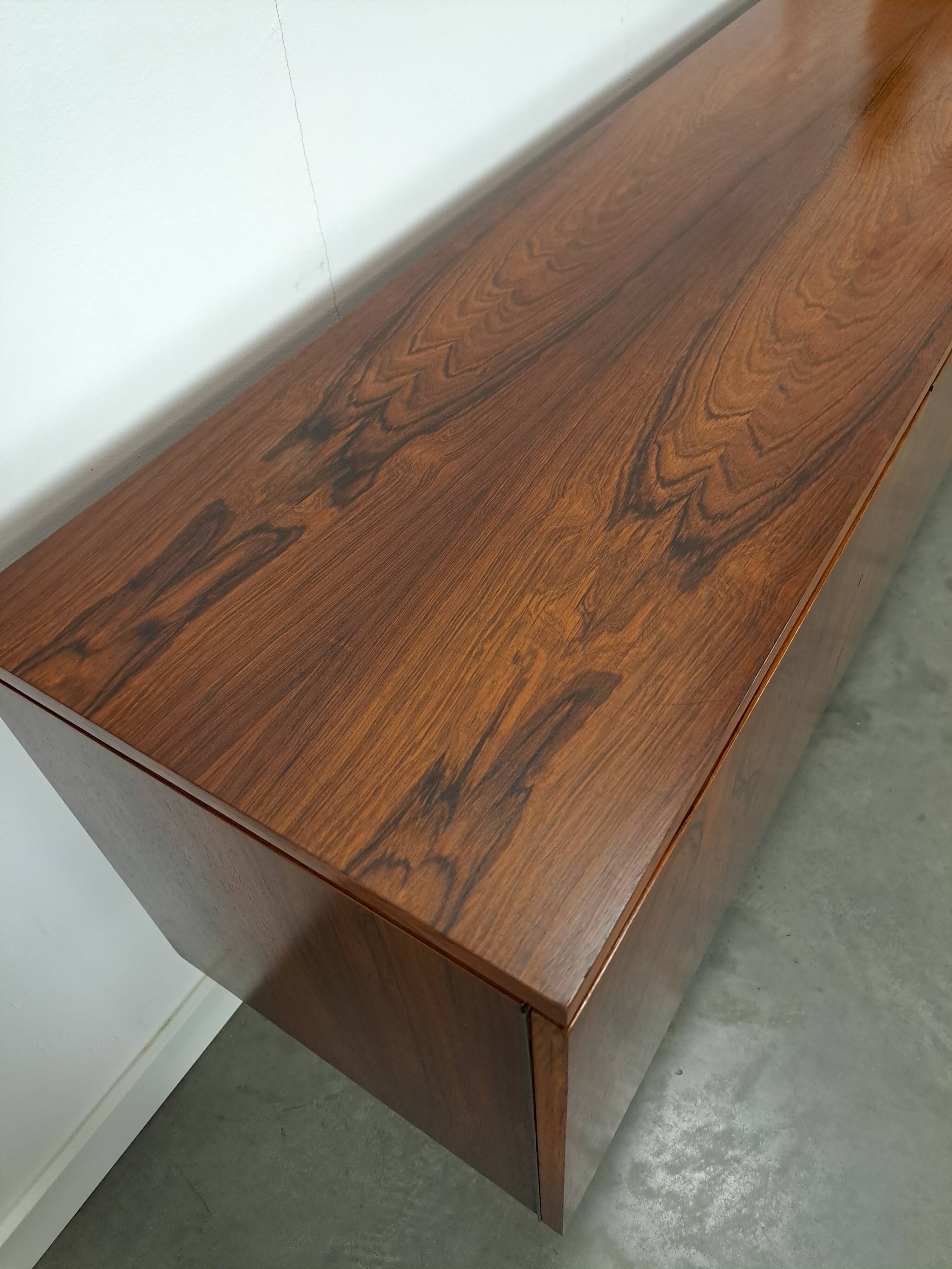 Dressoir rio palissandre plus fin avec chromen poten en lades