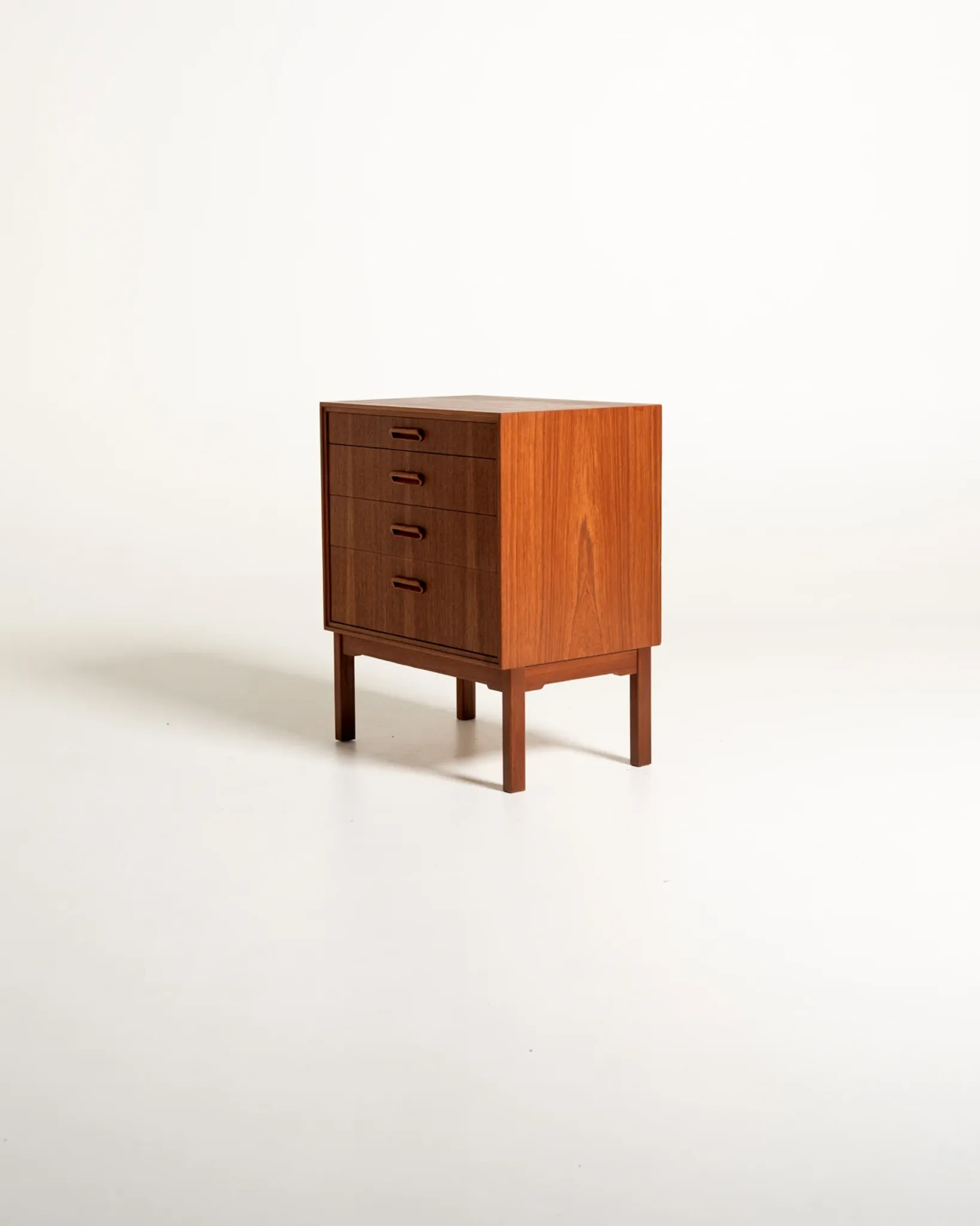 Coffre scandinave en teck à quatre tiroirs