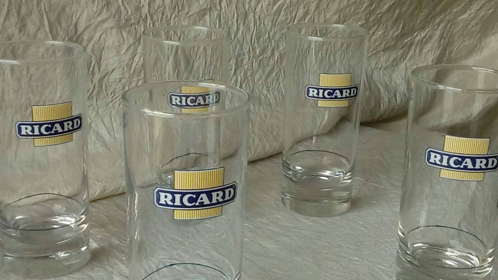 Ricard glasses bistrot misleading glasses