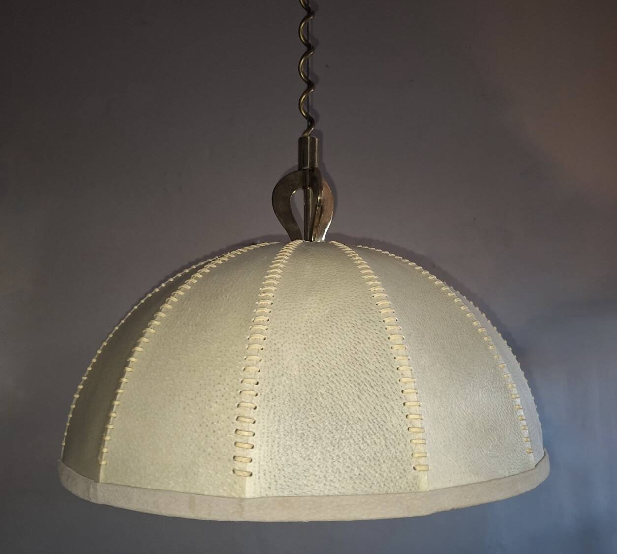 Grand chandelier en cuir, vélin et laiton en forme de cocon, Italie années 1950.