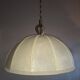 Grand chandelier en cuir, vélin et laiton en forme de cocon, Italie années 1950.