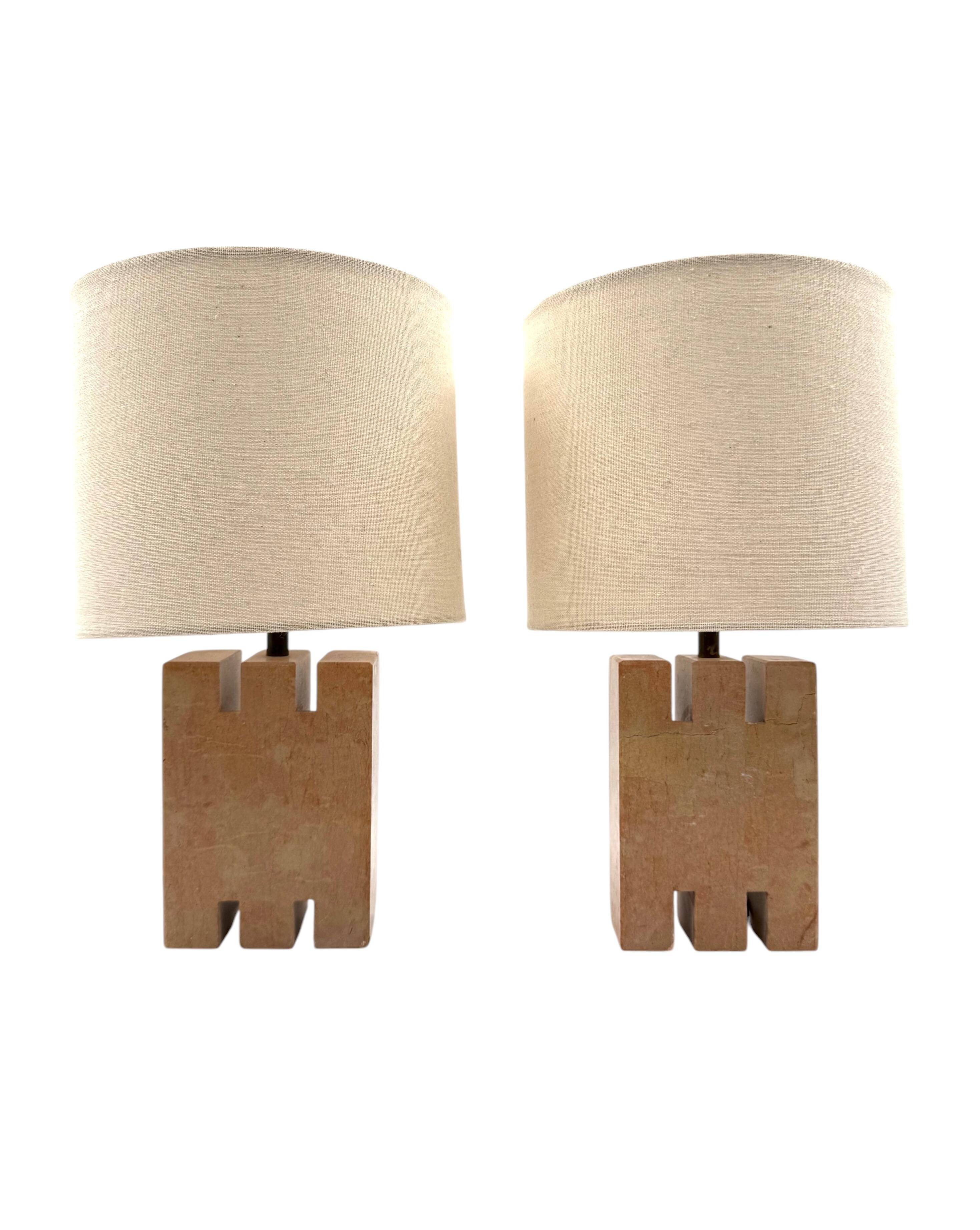 Ensemble de 2 lampes de table en marbre rose Hollywood Regency, France années 1970