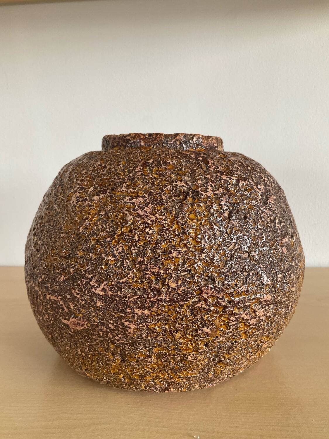 Vase boule brutaliste en céramique années 70