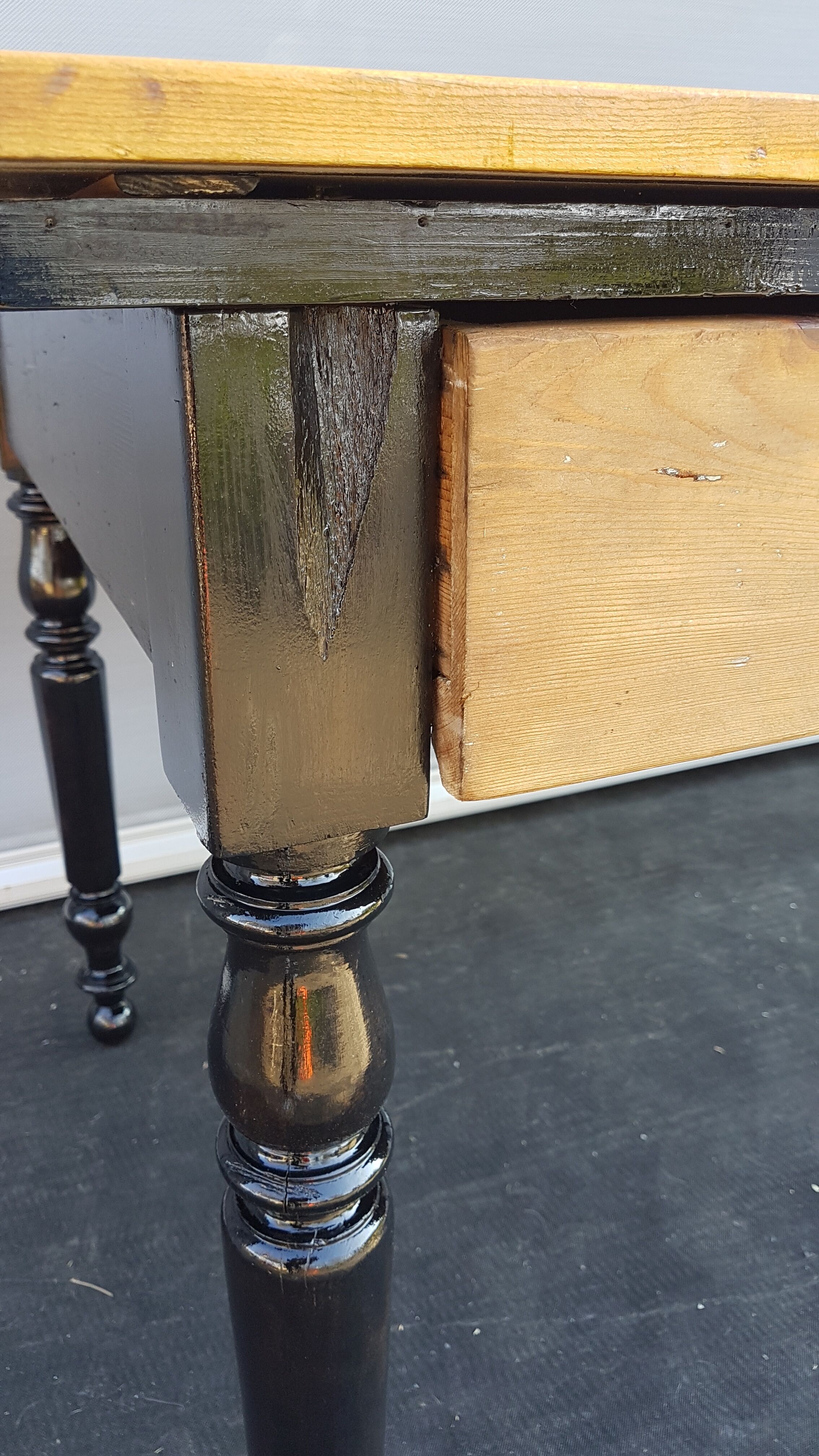 Table pine two-tone black and honey