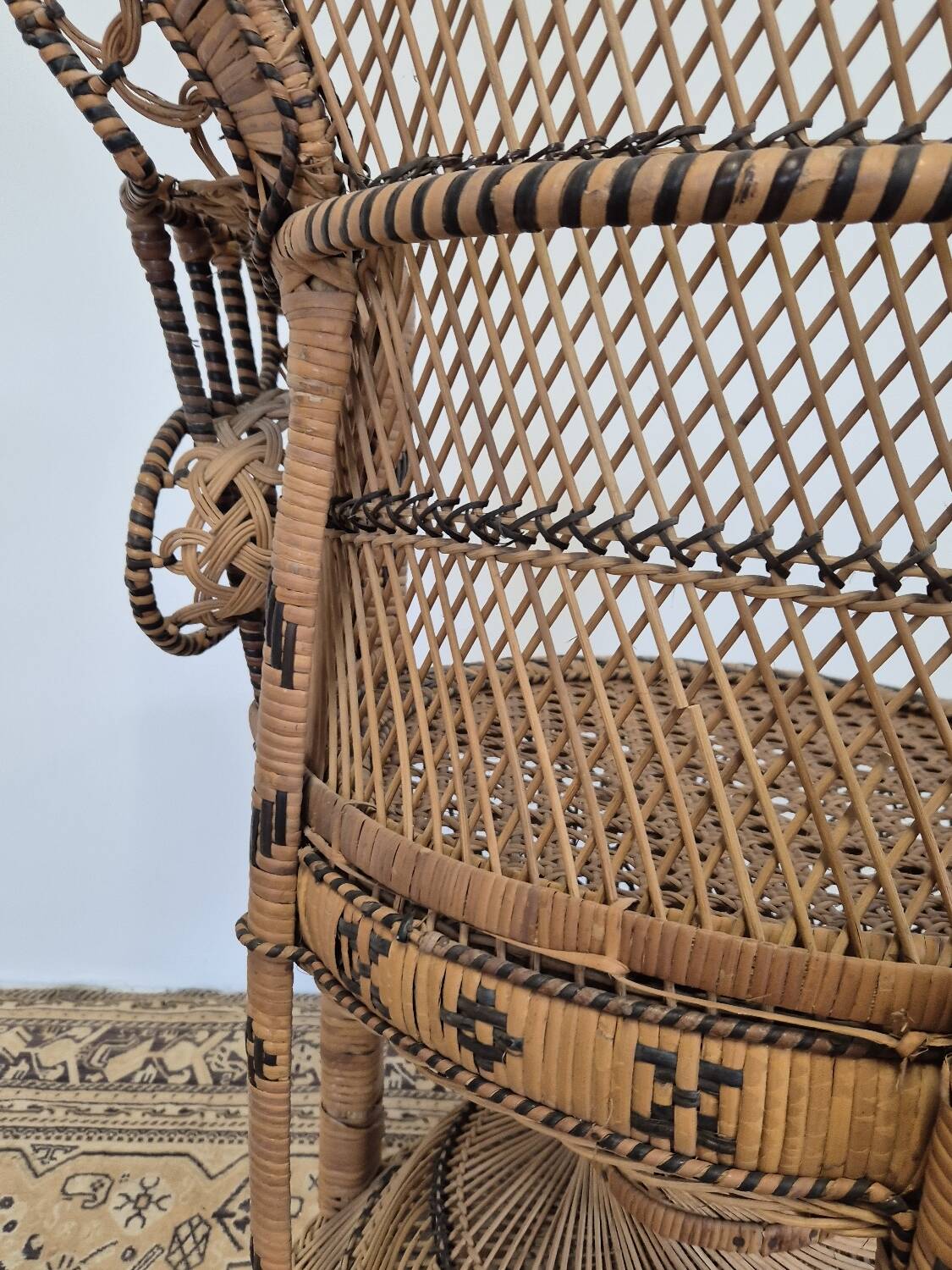 Fauteuil Emmanuelle "Peacock" vintage en rotin