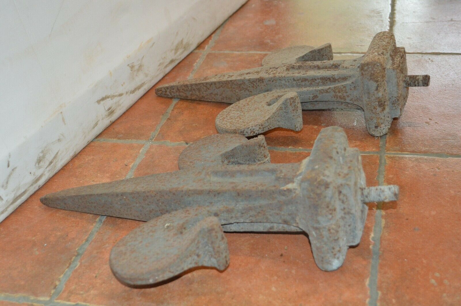 cast iron fleurs-de-lis (pair)