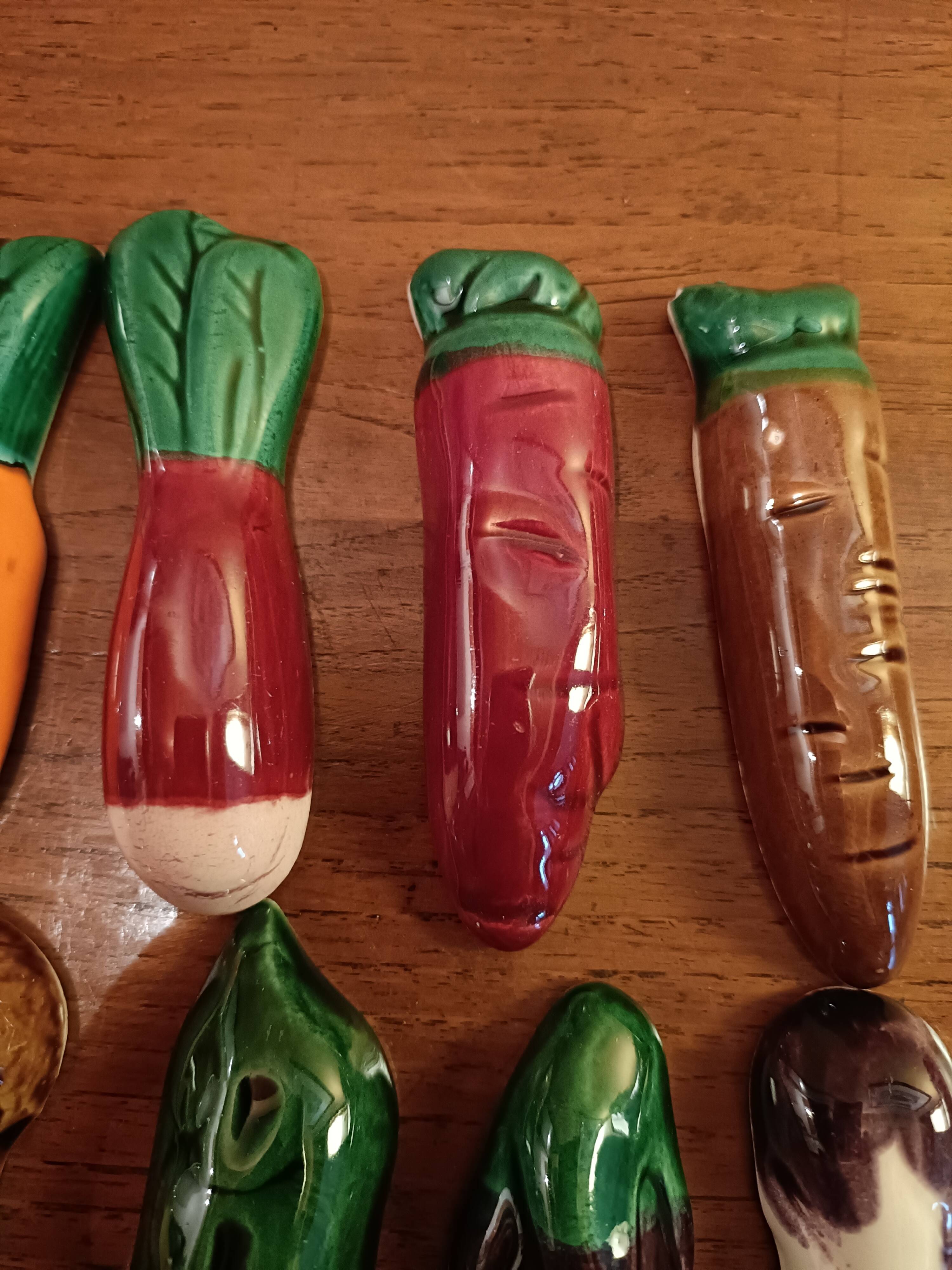Douze porte-couteaux faïence barbotine en forme de légumes