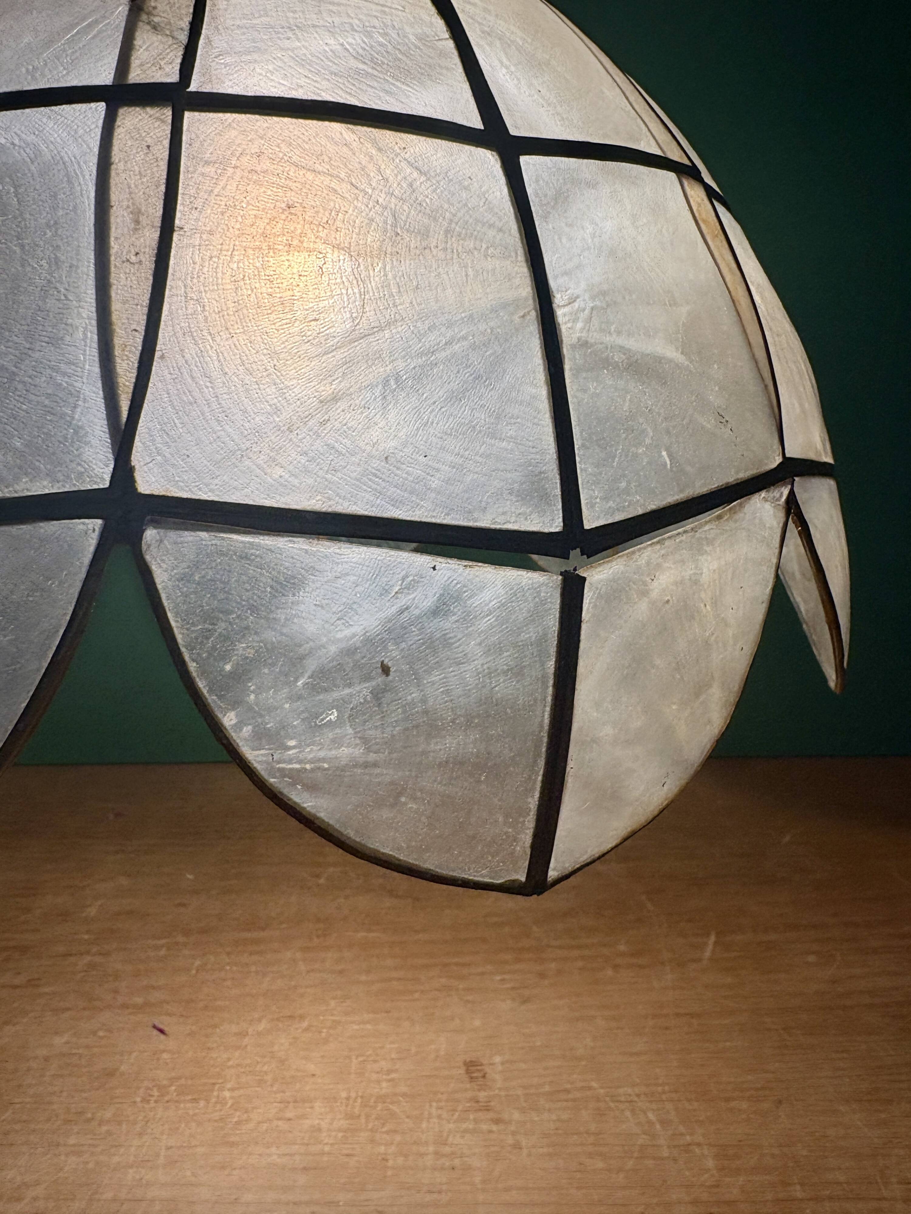 Vintage pendant light in mother-of-pearl and brass.