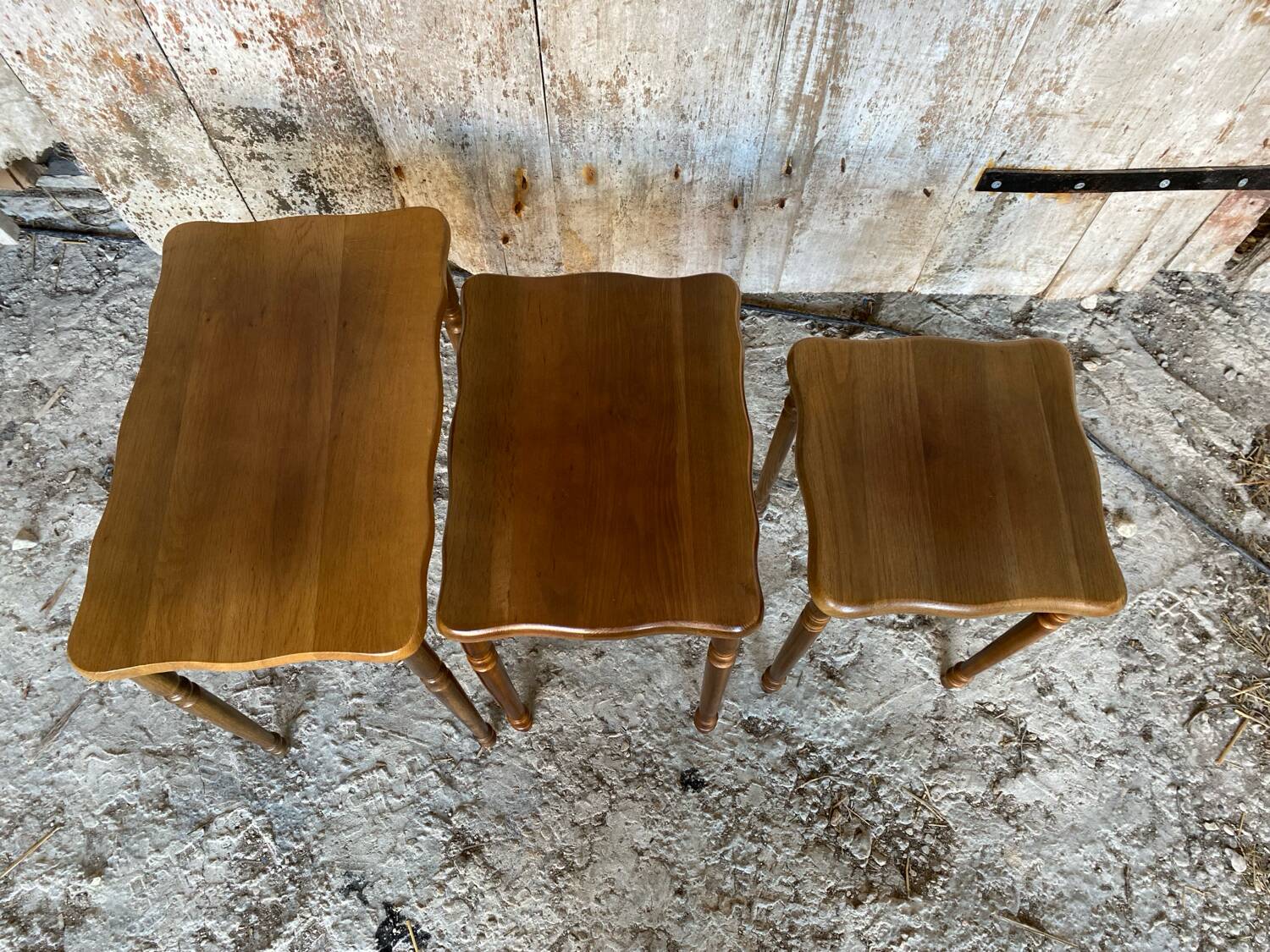 Set of 3 Vintage Nesting Tables with Turned Wooden Legs #D592