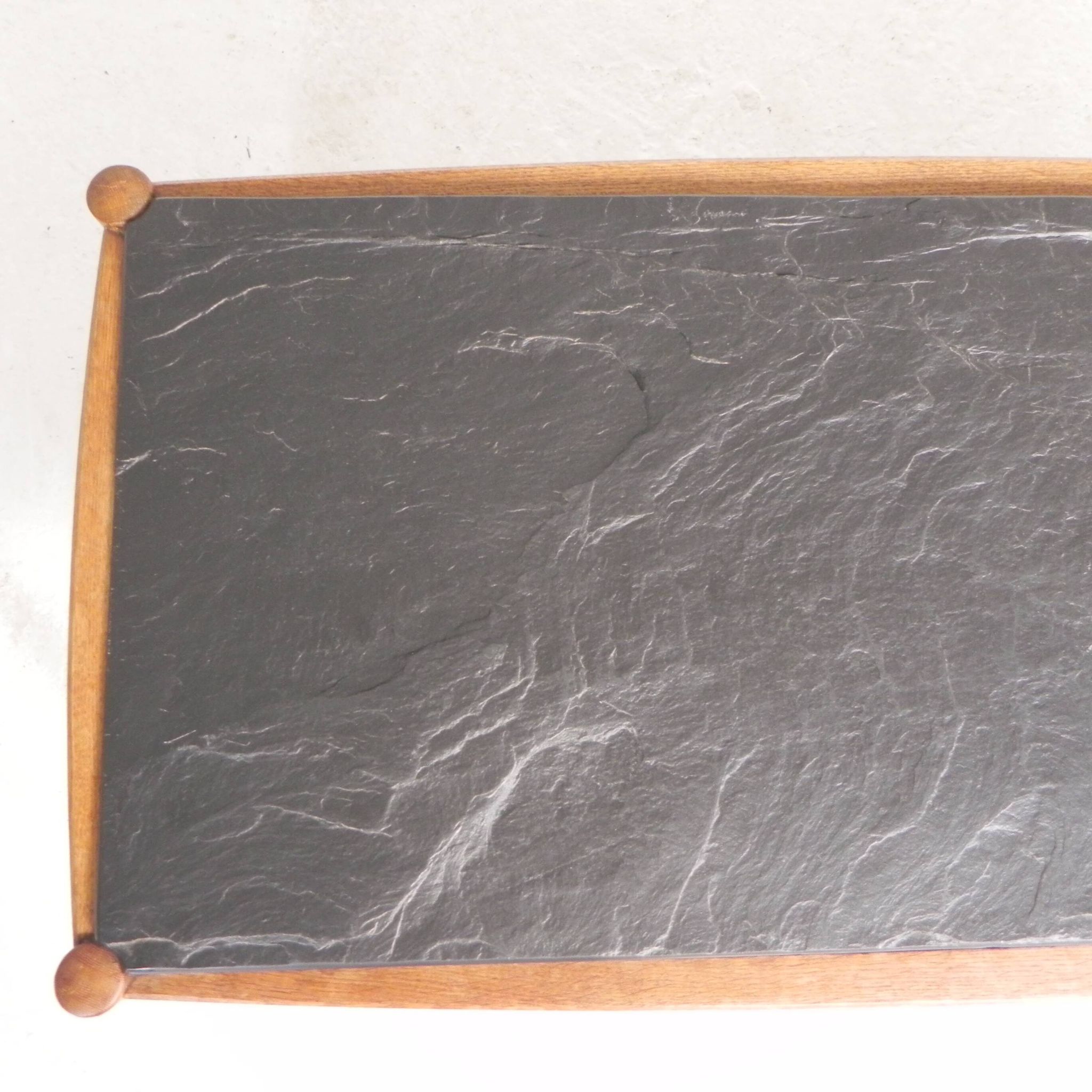 Table basse vintage en chêne avec plateau en ardoise dans un cadre en chêne, années 1960