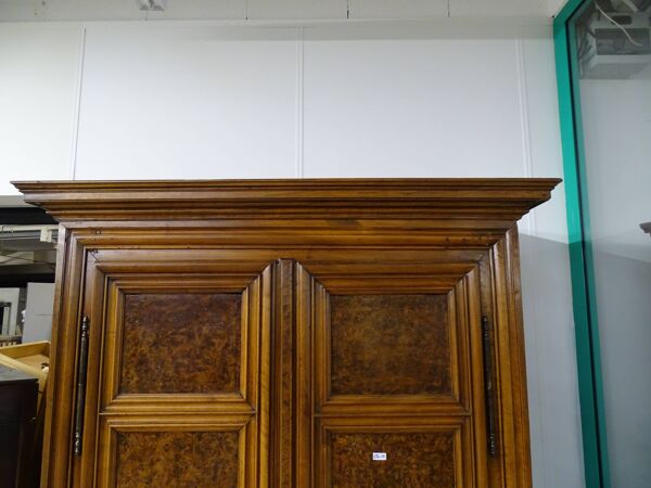 Armoire en noyer et loupe de frêne