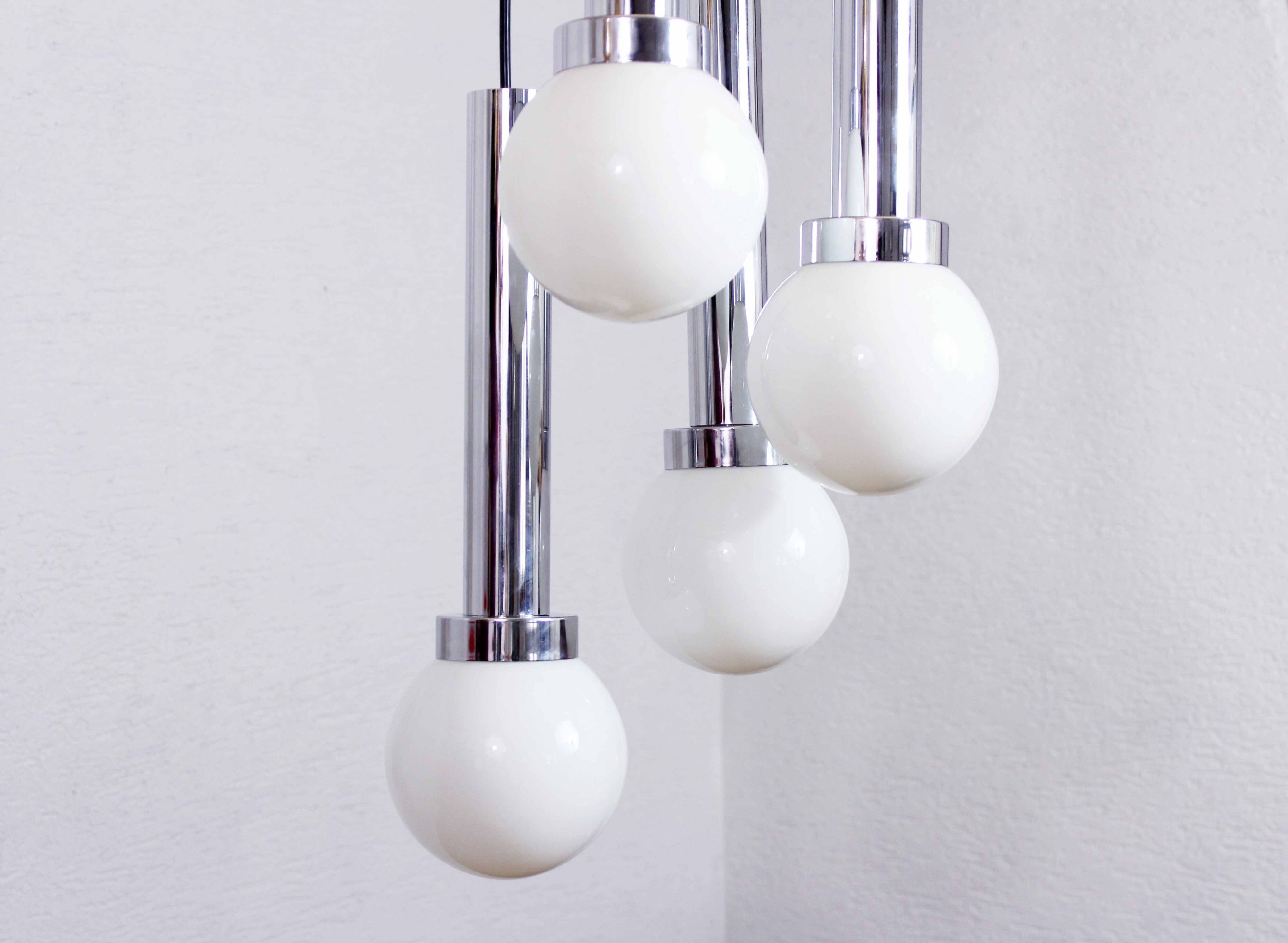 Lustre à suspensions en métal chromé et verre 1970