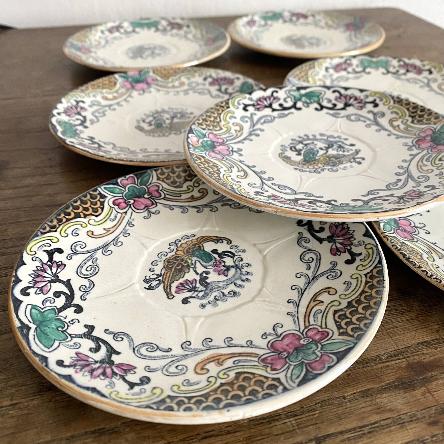 Assiettes en terre de fer polychrome Longwy modèle "chinois"