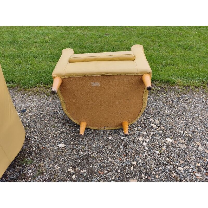 Paire de fauteuils simili cuir marron clair vintage