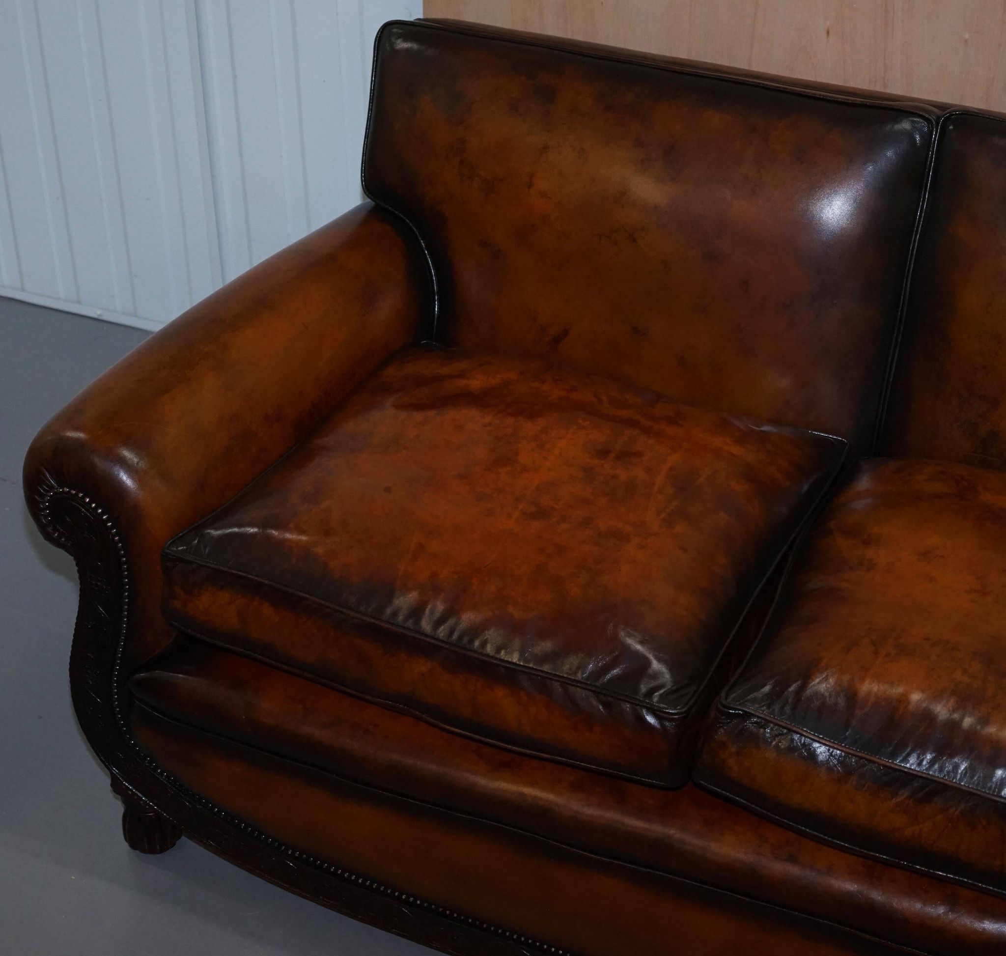 Two-seater canapé in aged leather, Victorian style.