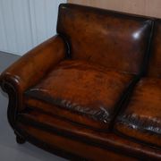 Two-seater canapé in aged leather, Victorian style.
