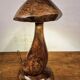 Lampe de table champignon en bois sculpté à la main avec LED intégrée