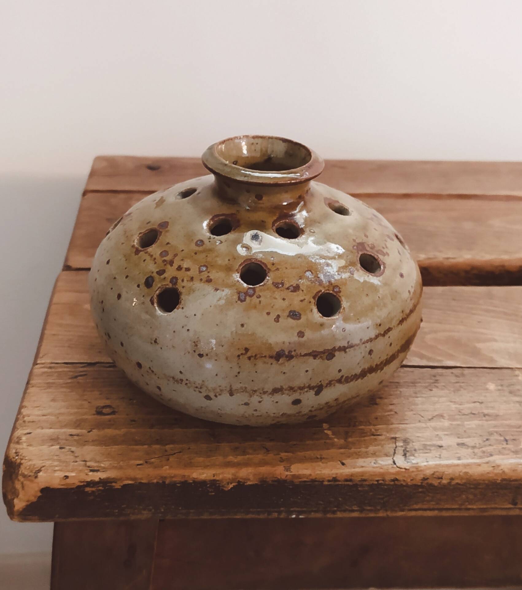 Vase pique fleurs en grès pyrité