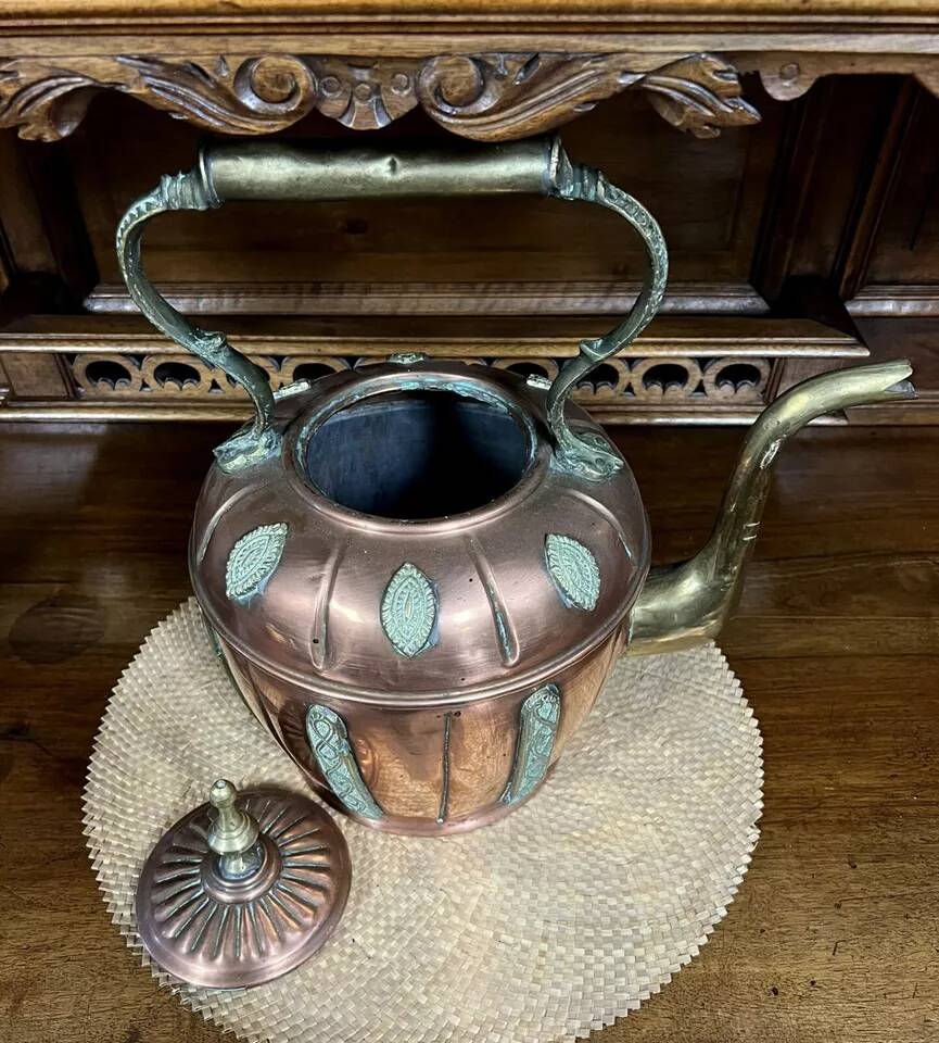 Orientalist kettle in hammered copper, 19th century, pretty shape with chiseled decorations