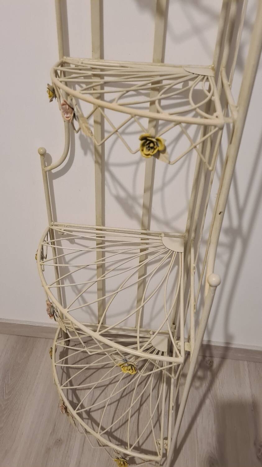 Corner shelf in iron