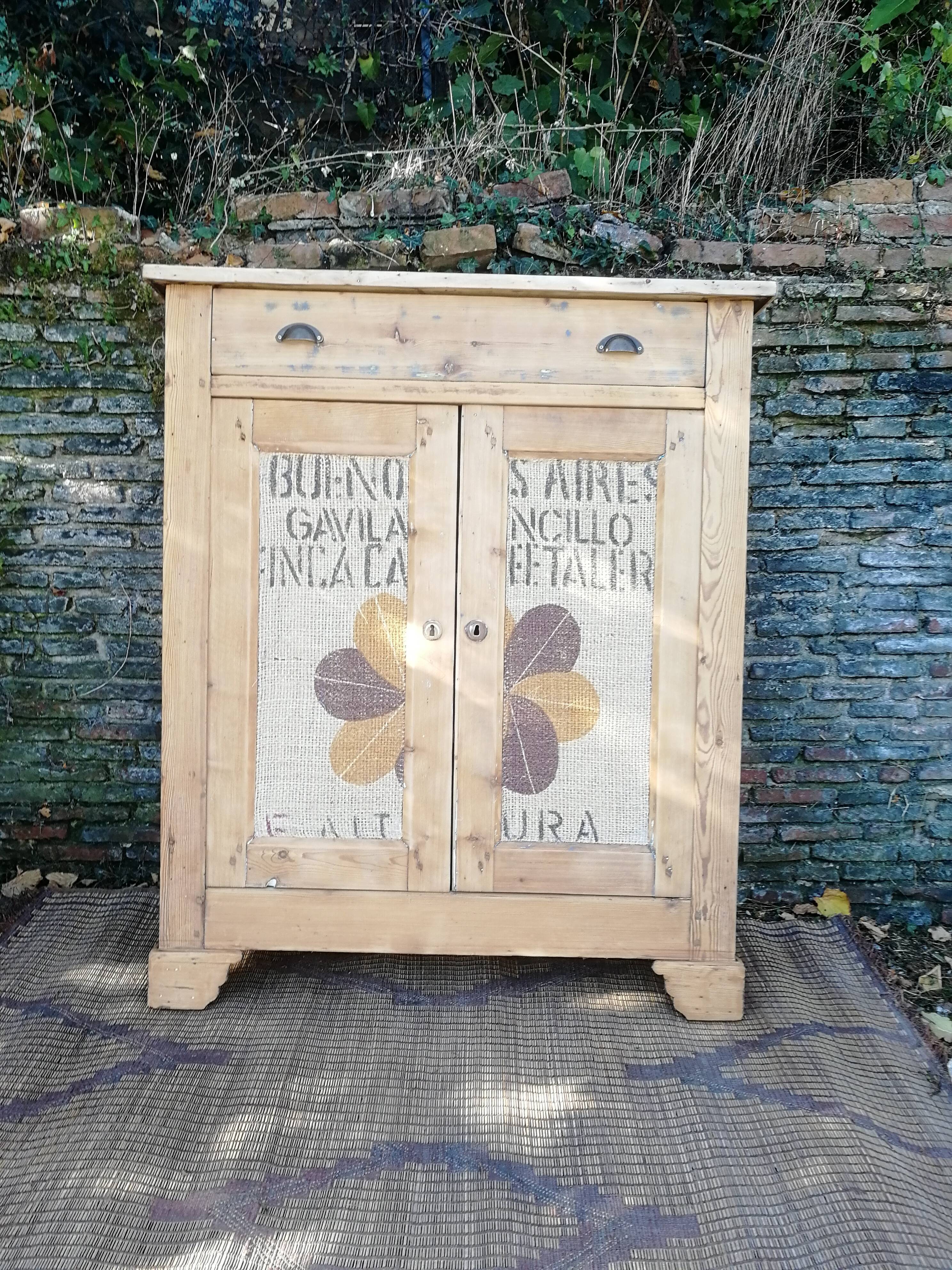 Unique buffet, Gaston, burlap